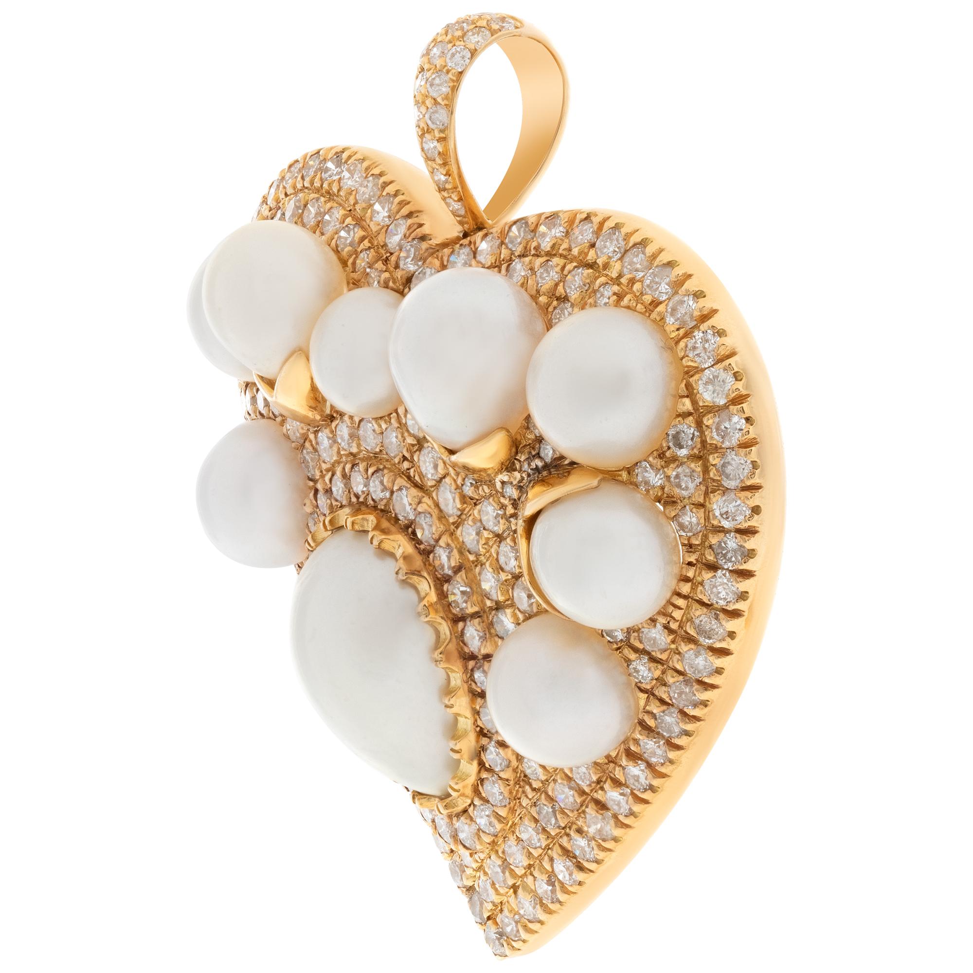 Akoya Pearl and Diamonds Pendant in 18k Yellow Gold In Excellent Condition For Sale In Surfside, FL