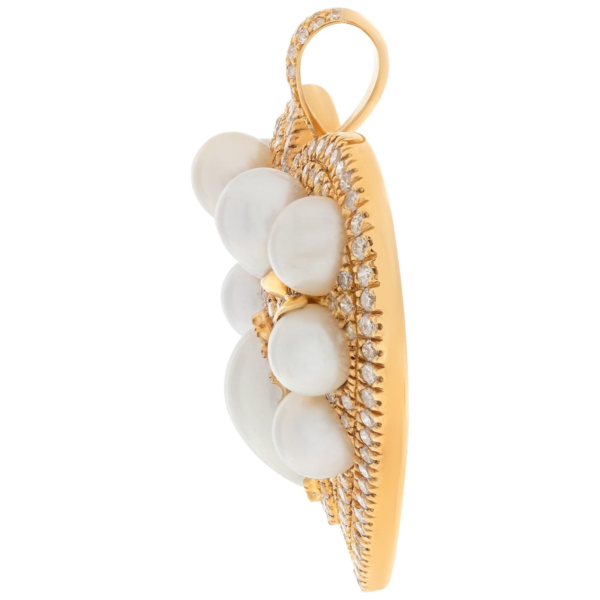 Akoya Pearl and Diamonds Pendant in 18k Yellow Gold For Sale 1