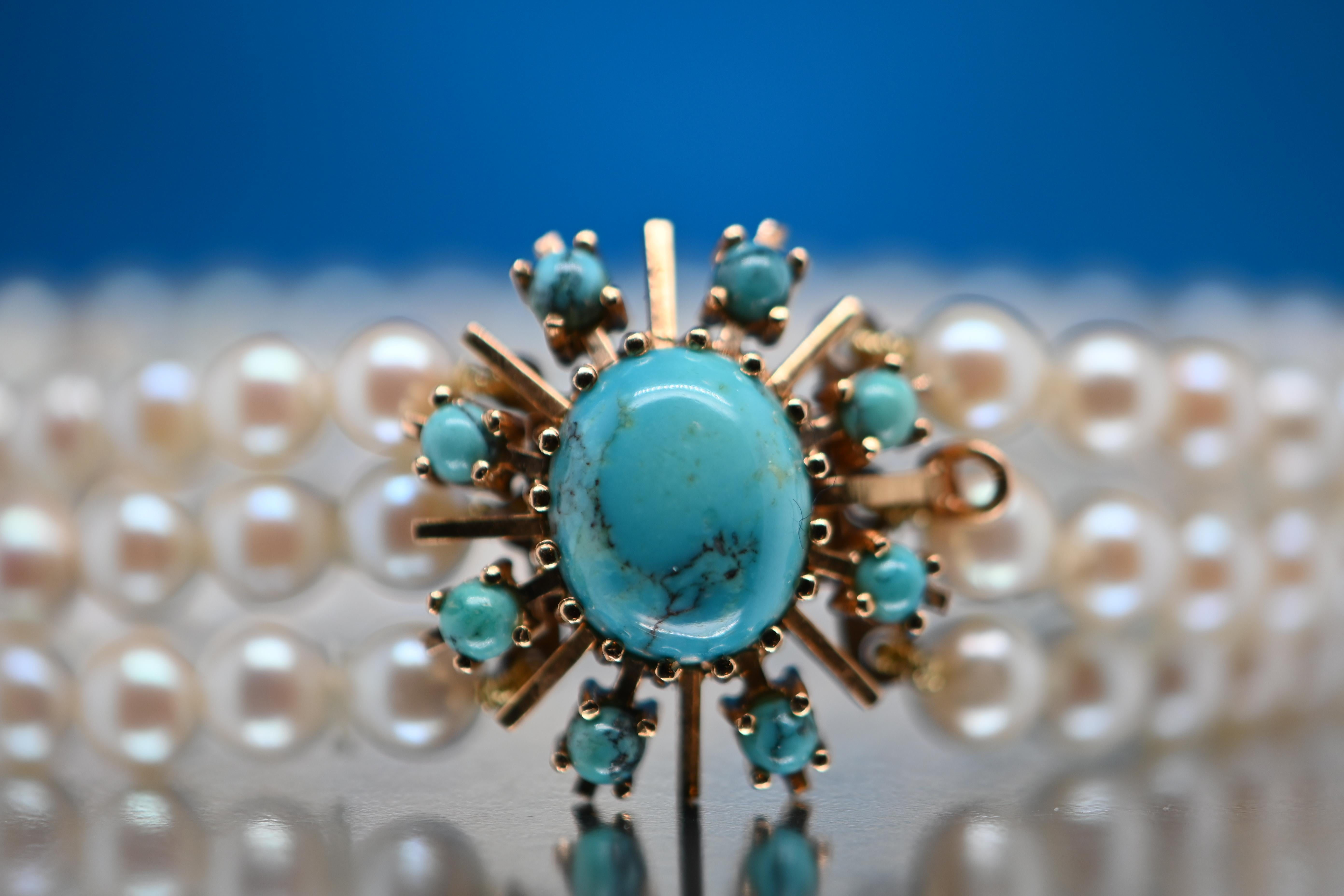 Dieses Armband besteht aus 9 exquisiten Türkisperlen und 90 Akoyaperlen von außergewöhnlicher Qualität und ist ein einzigartiges Meisterwerk, das alle Blicke auf sich ziehen wird. Jede Akoya-Perle wurde sorgfältig nach ihrer Größe, ihrer perfekten