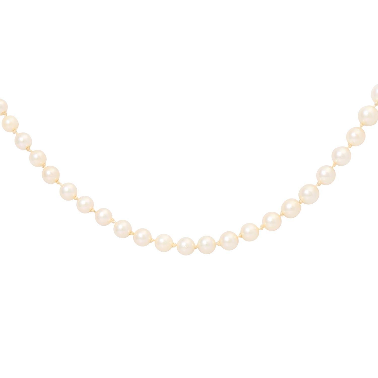 Breeding beads approx. 4.1-6.9 mm, closure GG 8k, length approx. 55 cm, mid-20th century, light traces of carrying. (10)

 Akoya Cultured Pearl Necklace approx. 4.1-6.9 mm, Clasp 8k YG, L: approx. 55 cm, mid-20th century, minor signs of wear.