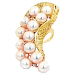 Anillo de cóctel de oro amarillo de 18k con textura de perlas Akoya y diamantes