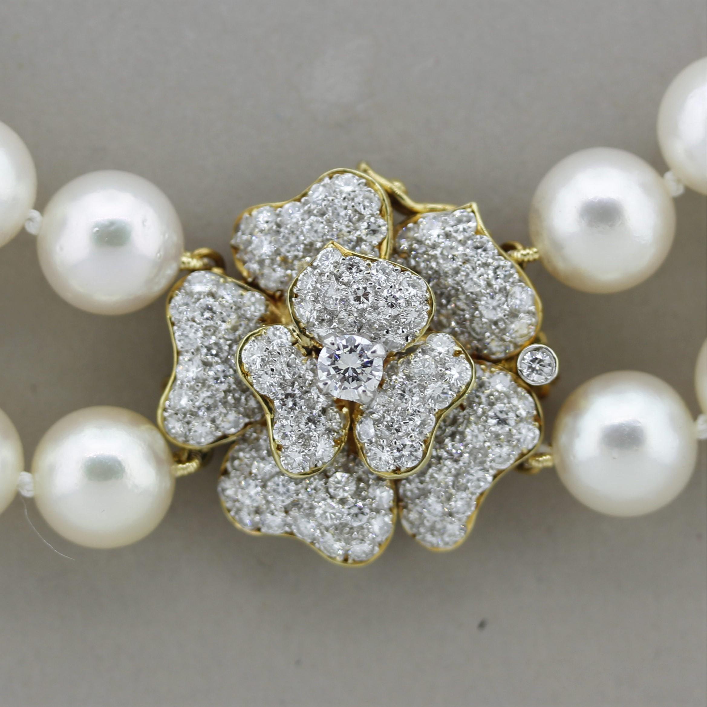 Doppelreihige Choker-Halskette mit Akoya-Perle und Diamant-Blumenverschluss aus Gold (Gemischter Schliff)