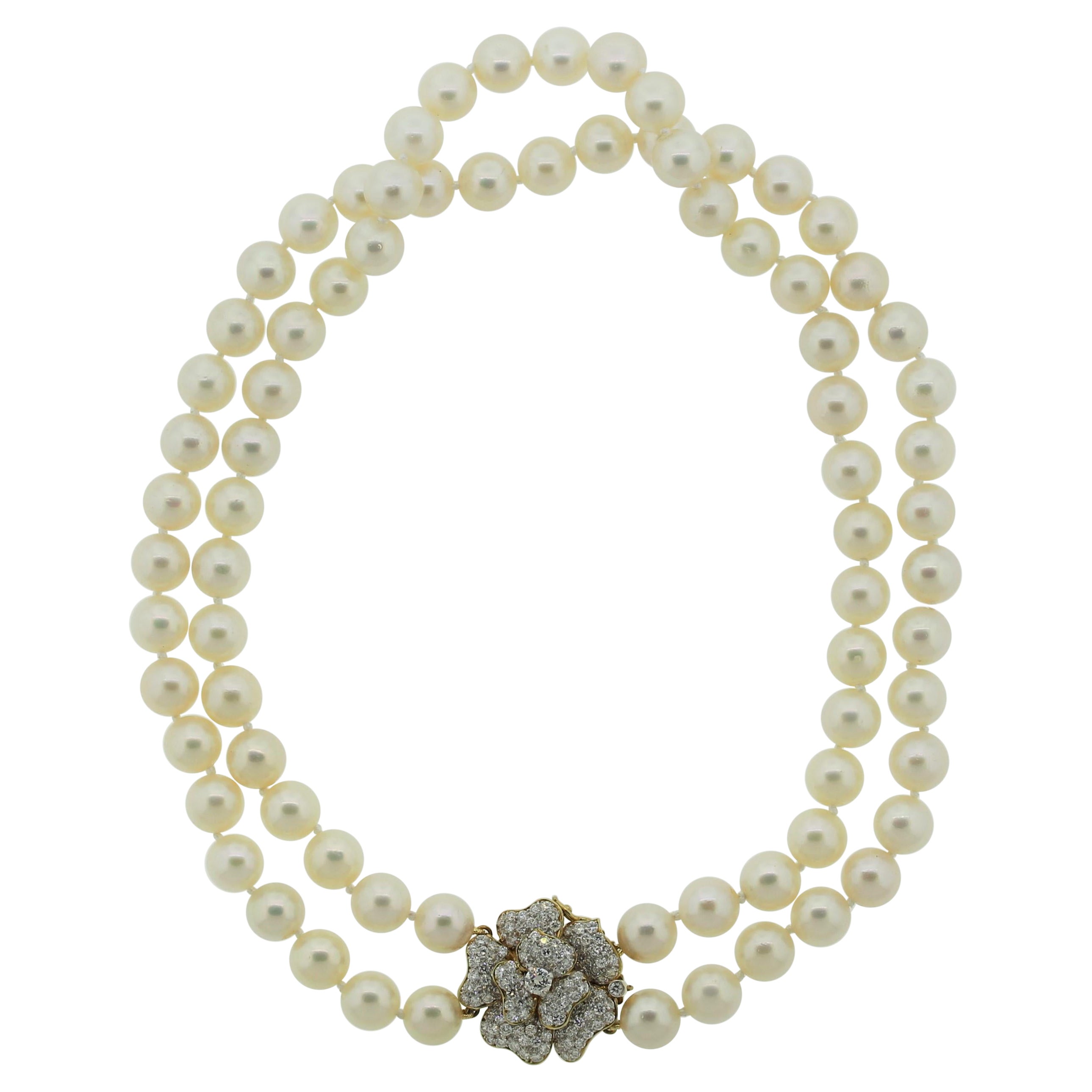 Doppelreihige Choker-Halskette mit Akoya-Perle und Diamant-Blumenverschluss aus Gold