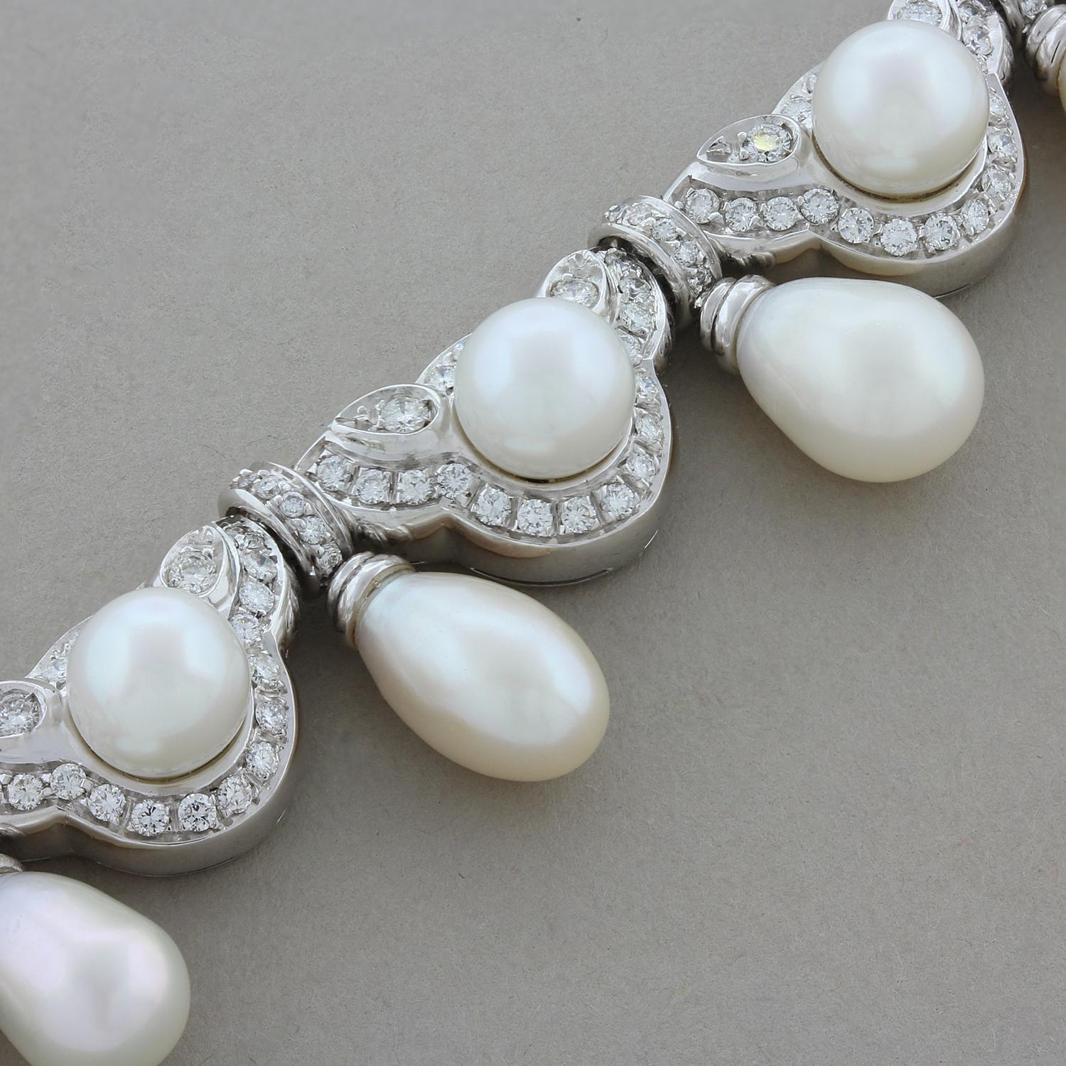 Taglio rotondo Collana con perle Akoya e diamanti in oro in vendita