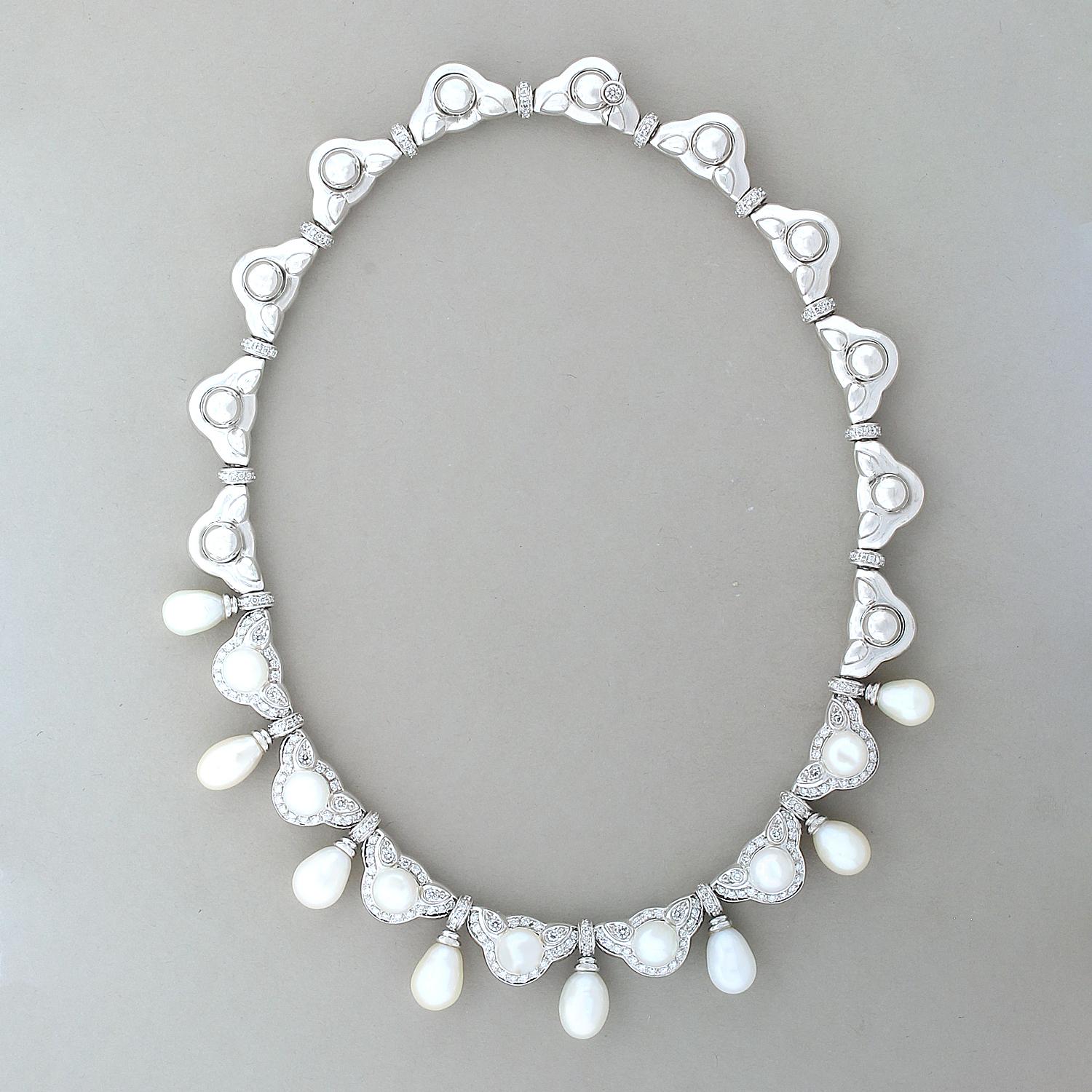 Un collier fantaisiste avec des gouttes de perles d'Akoya en forme de goutte parfaitement lustrées, séparées par des perles d'Akoya rondes qui sont entourées de 2,40 carats de diamants de taille ronde dans une monture en or blanc 18 carats. Les