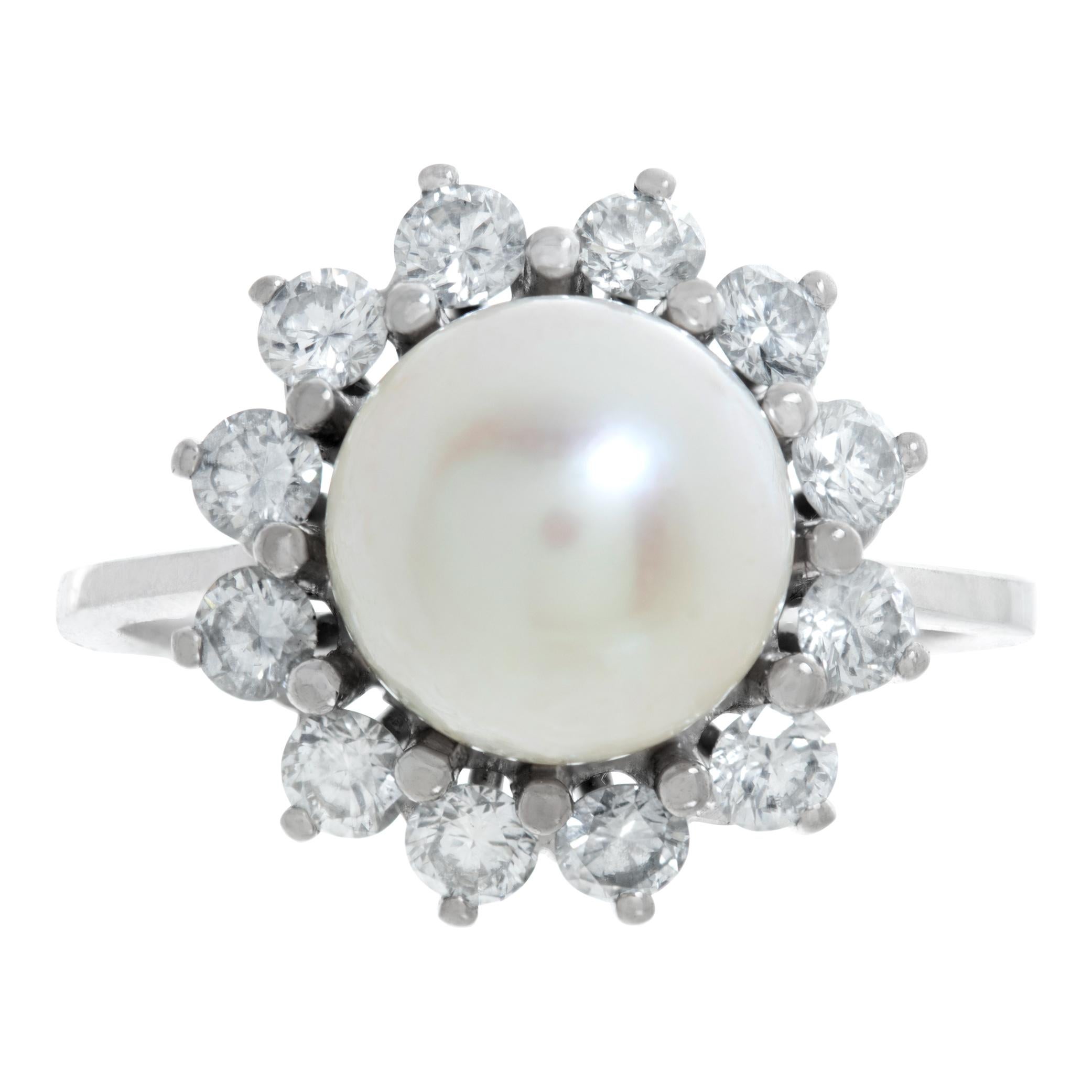 Bague en or blanc 18k perle d'Akoya 9,5 x 10mm et diamants. Les diamants ronds de taille brillant pèsent au total plus de 1,00 carat et sont estimés de couleur G-H et de pureté VS. Taille 7

Cette bague en perle/diamant est actuellement de taille 7