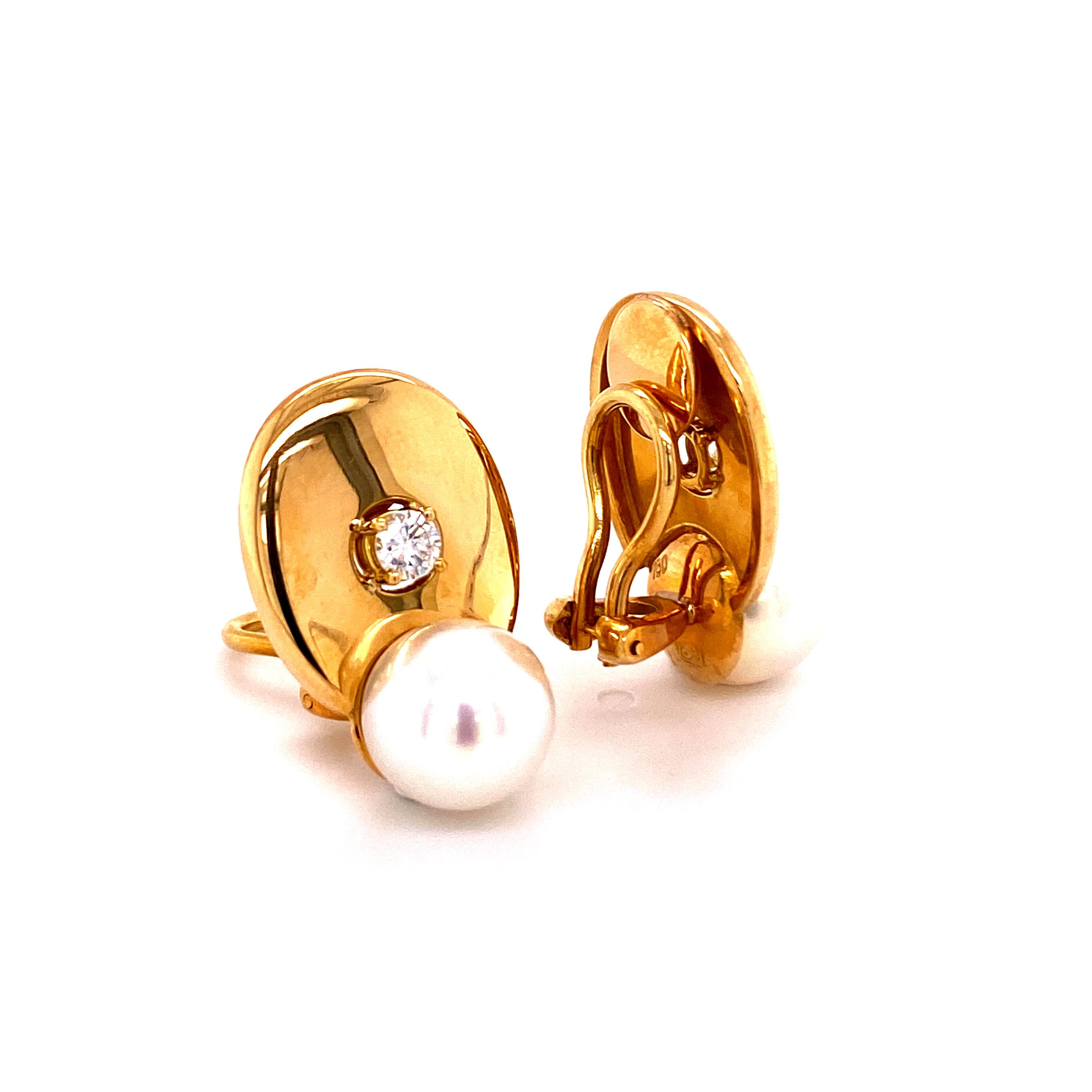 A pretty pair of ear rings in yellow gold 18 Karat. 
Set with a beautiful pair of Akoya cultured pearls of 9.3mm in diameter with excellent luster. Finished with two brilliant-cut diamonds totalling 0.26 ct of G/H-vs quality.

Measurements: 2.2 x