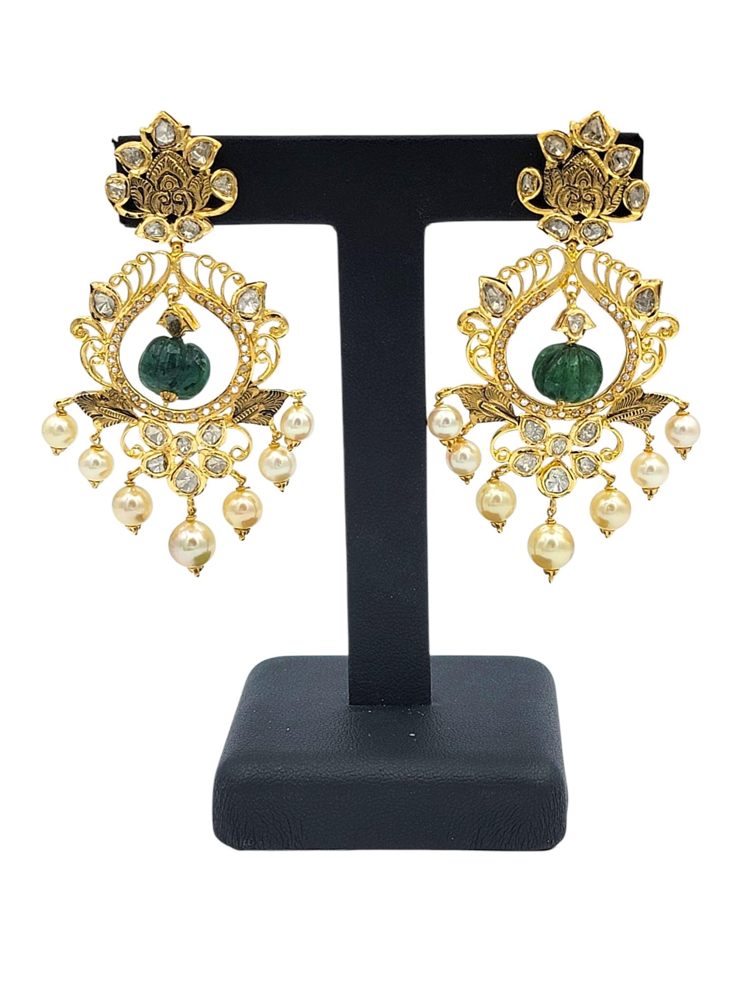 Orecchini Chandelier con Perle Akoya, Smeraldi e Diamanti in Oro Giallo 22 Carati in vendita 3