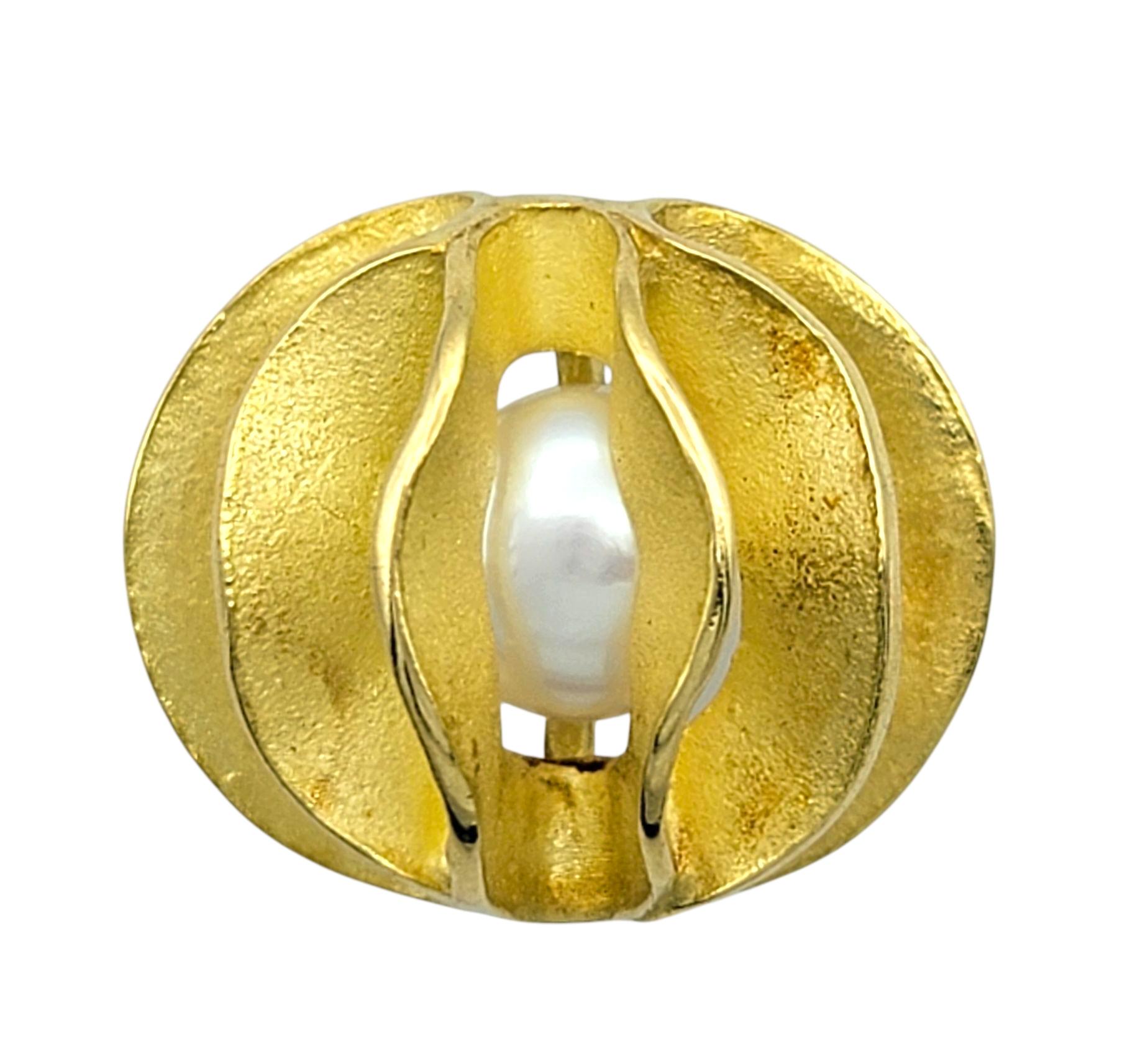 Contemporain Boucles d'oreilles modernistes Akoya Pearl en or jaune 18 carats finition sable en vente