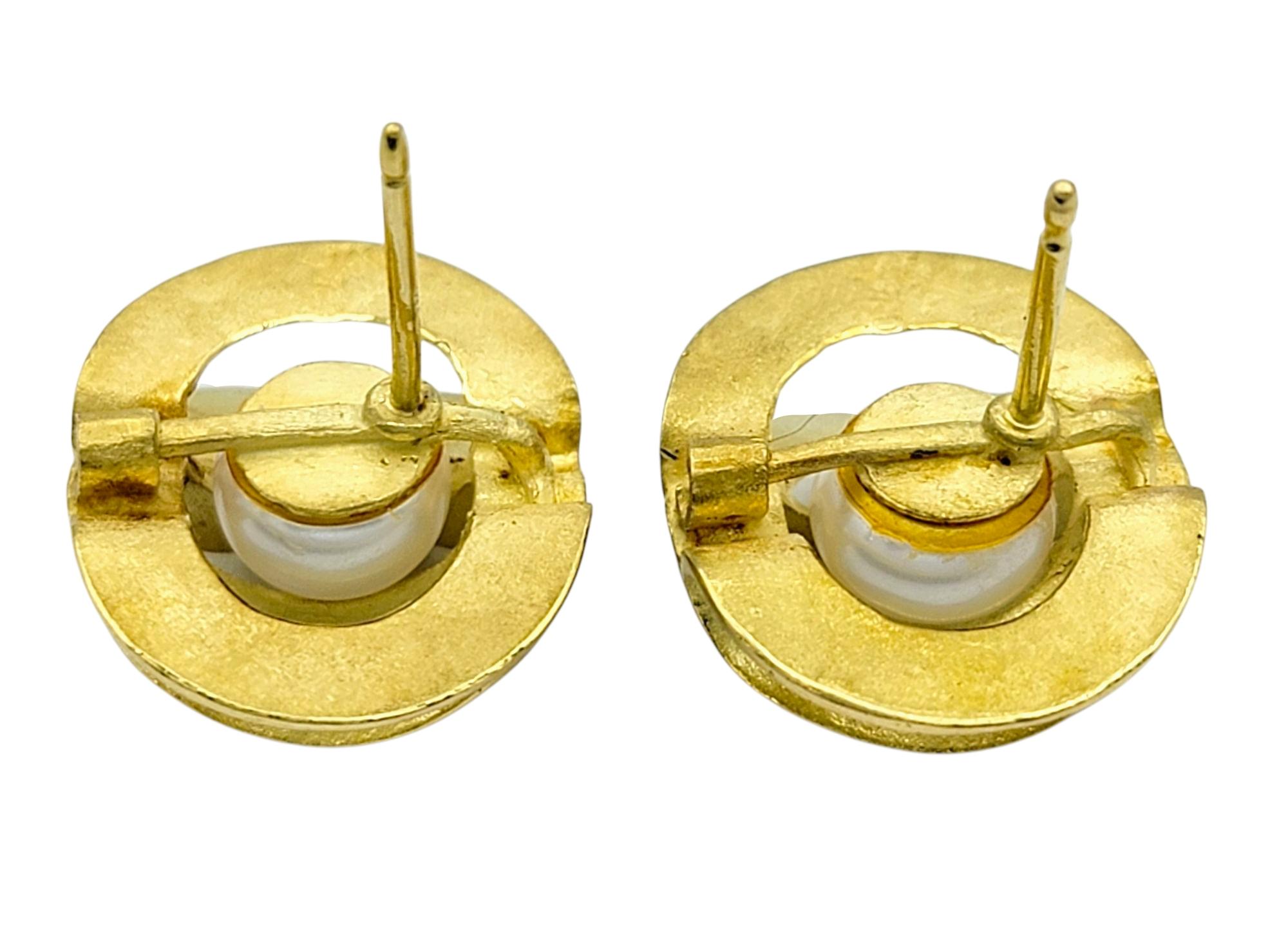 Taille ronde Boucles d'oreilles modernistes Akoya Pearl en or jaune 18 carats finition sable en vente