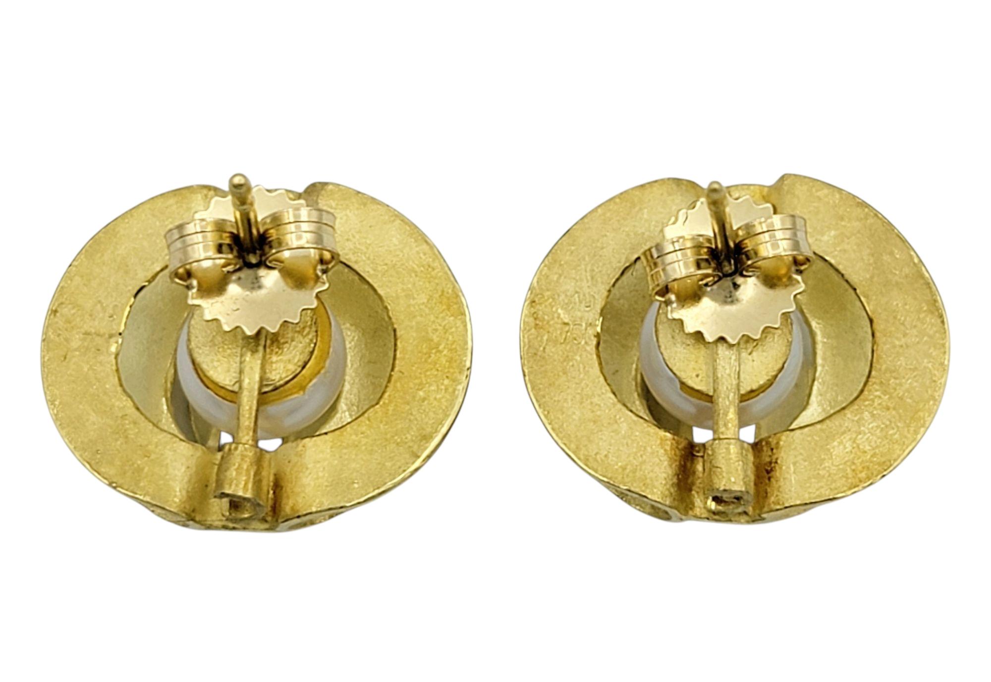 Boucles d'oreilles modernistes Akoya Pearl en or jaune 18 carats finition sable Bon état - En vente à Scottsdale, AZ