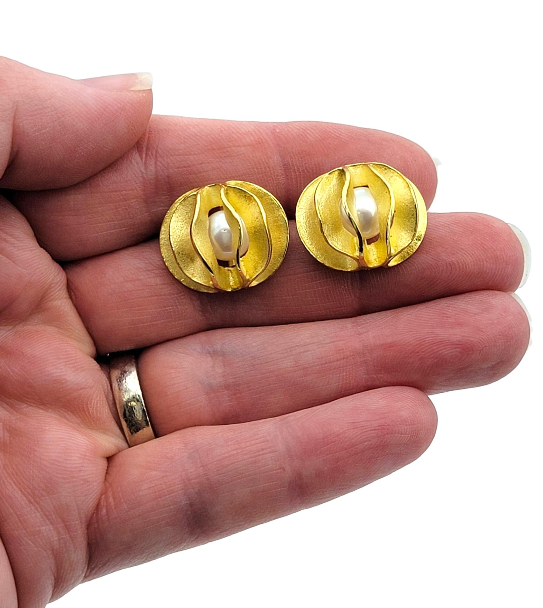 Boucles d'oreilles modernistes Akoya Pearl en or jaune 18 carats finition sable en vente 1