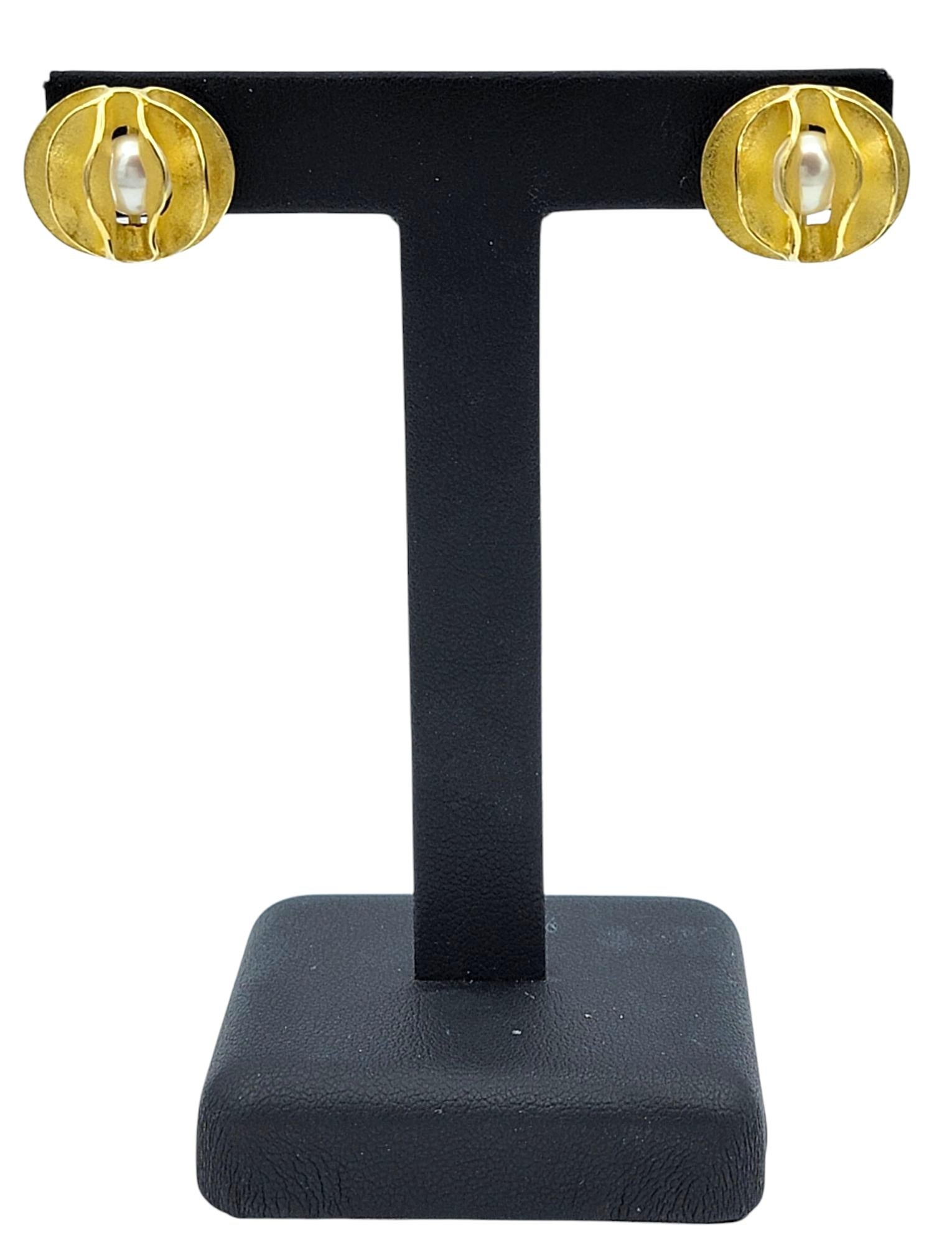 Boucles d'oreilles modernistes Akoya Pearl en or jaune 18 carats finition sable en vente 2
