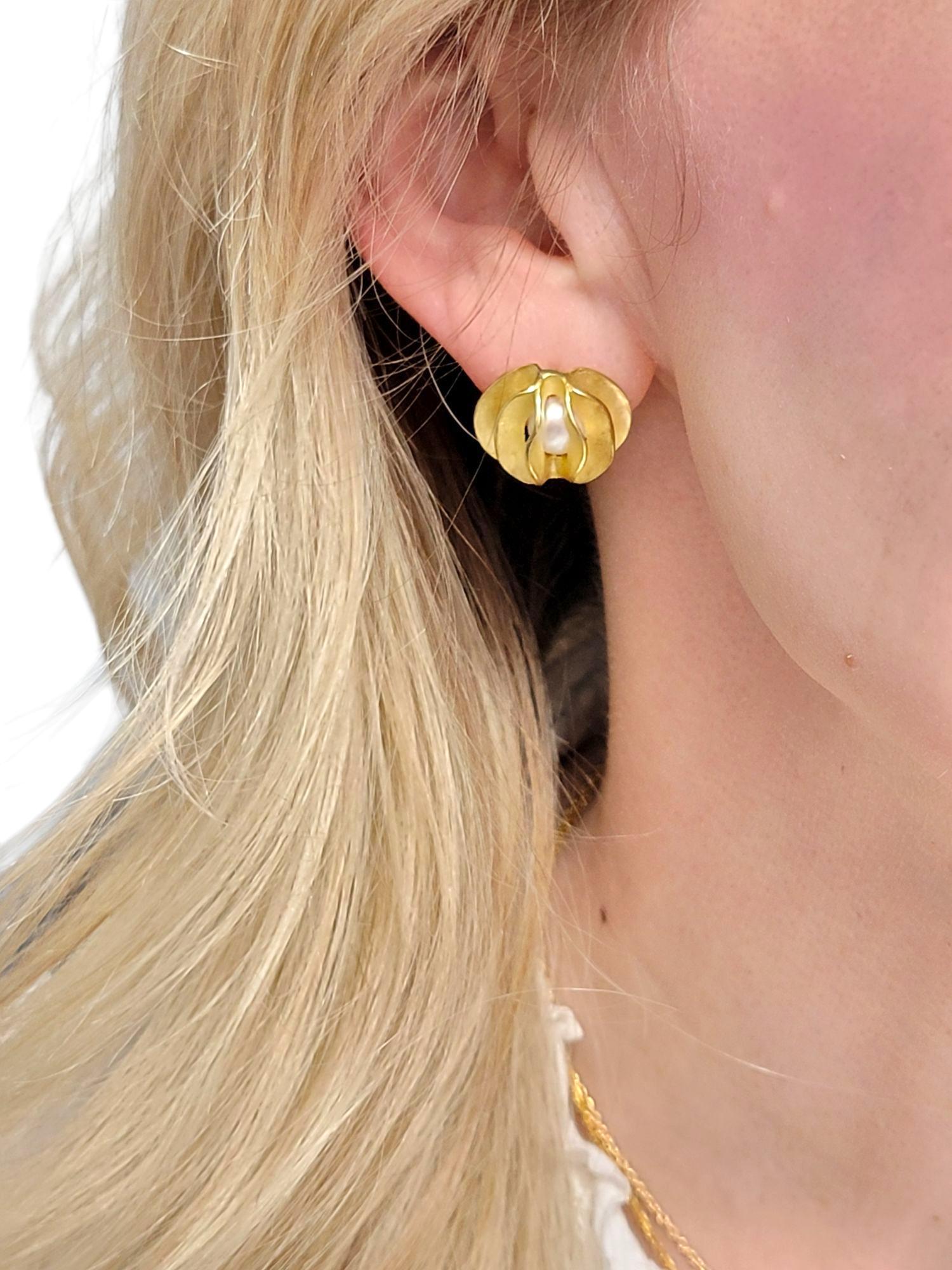Boucles d'oreilles modernistes Akoya Pearl en or jaune 18 carats finition sable en vente 3