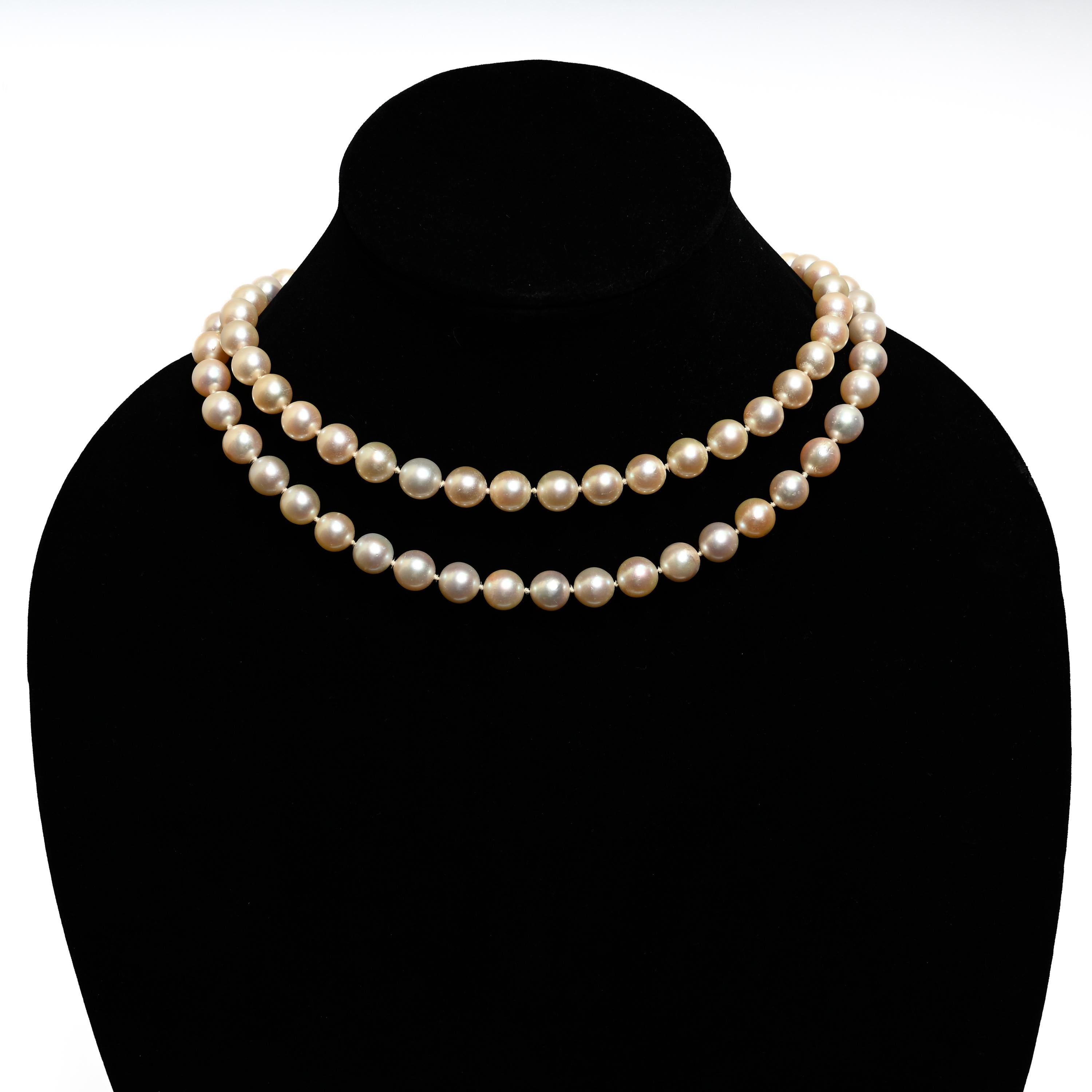 Questa magnifica collana convertibile di perle Akoya coltivate è un esempio raro e regale di alta gioielleria della metà del XX secolo. 

Si tratta di un pezzo unico nel suo genere: degno di un museo, profondamente collezionabile e funzionalmente