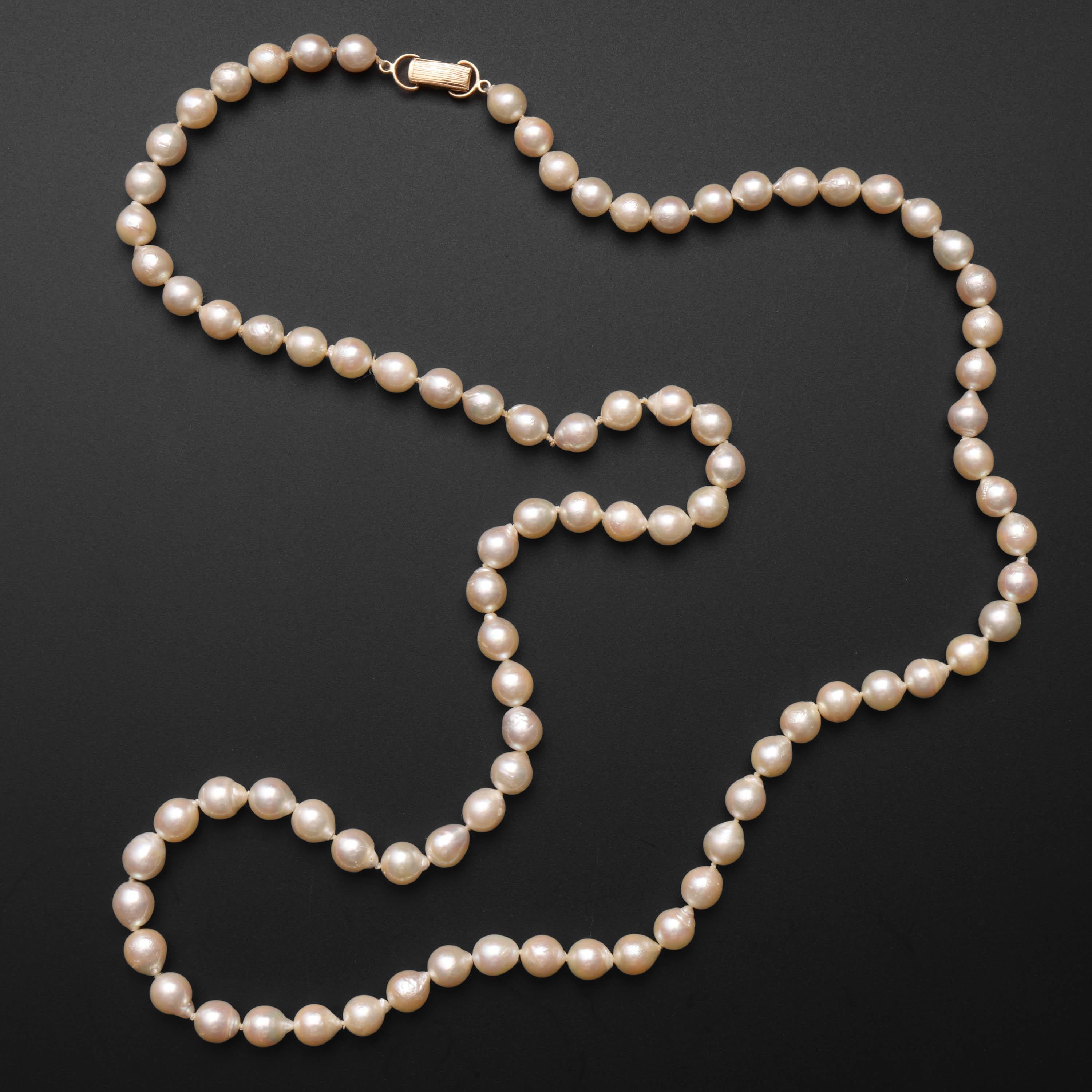 Ce collier de perles d'Akoya cultivées a été créé dans les années 1970 par le vénérable bijoutier de luxe hawaïen, Ming's. Composé de 89 perles d'Akoya semi-baroques et brillantes d'une taille moyenne de 7,5 mm, ce collier d'une longueur de 31