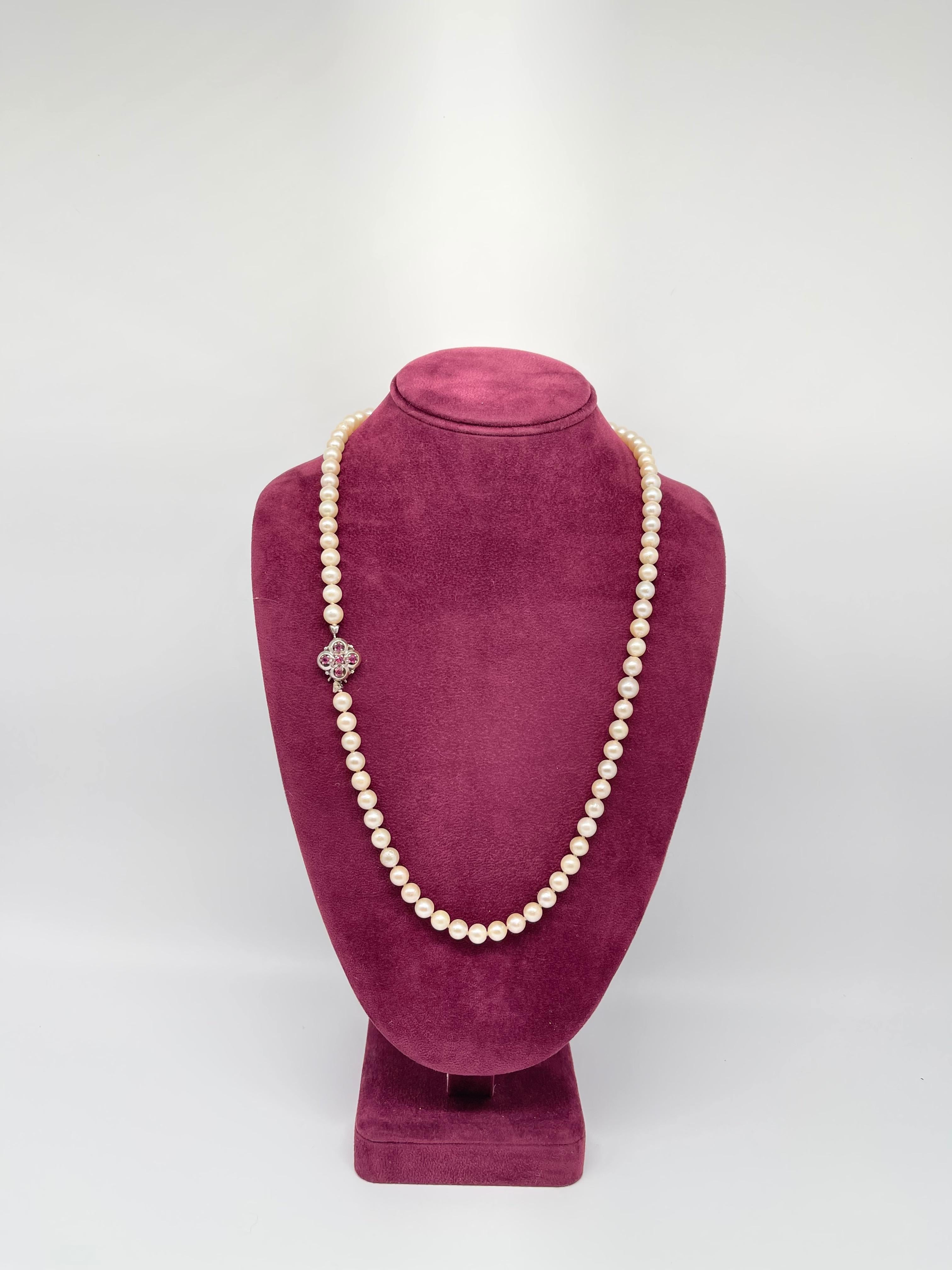 A Magnificent Necklace consisting of Akoya pearls with white gold clasp with 5 rubies in quatrefoil shape

80 Akoya pearls of approx. Ø 7 mm

Natural white, lustre very good; with natural
growth features.

Total length: 45.5 cm length opened, 44 cm