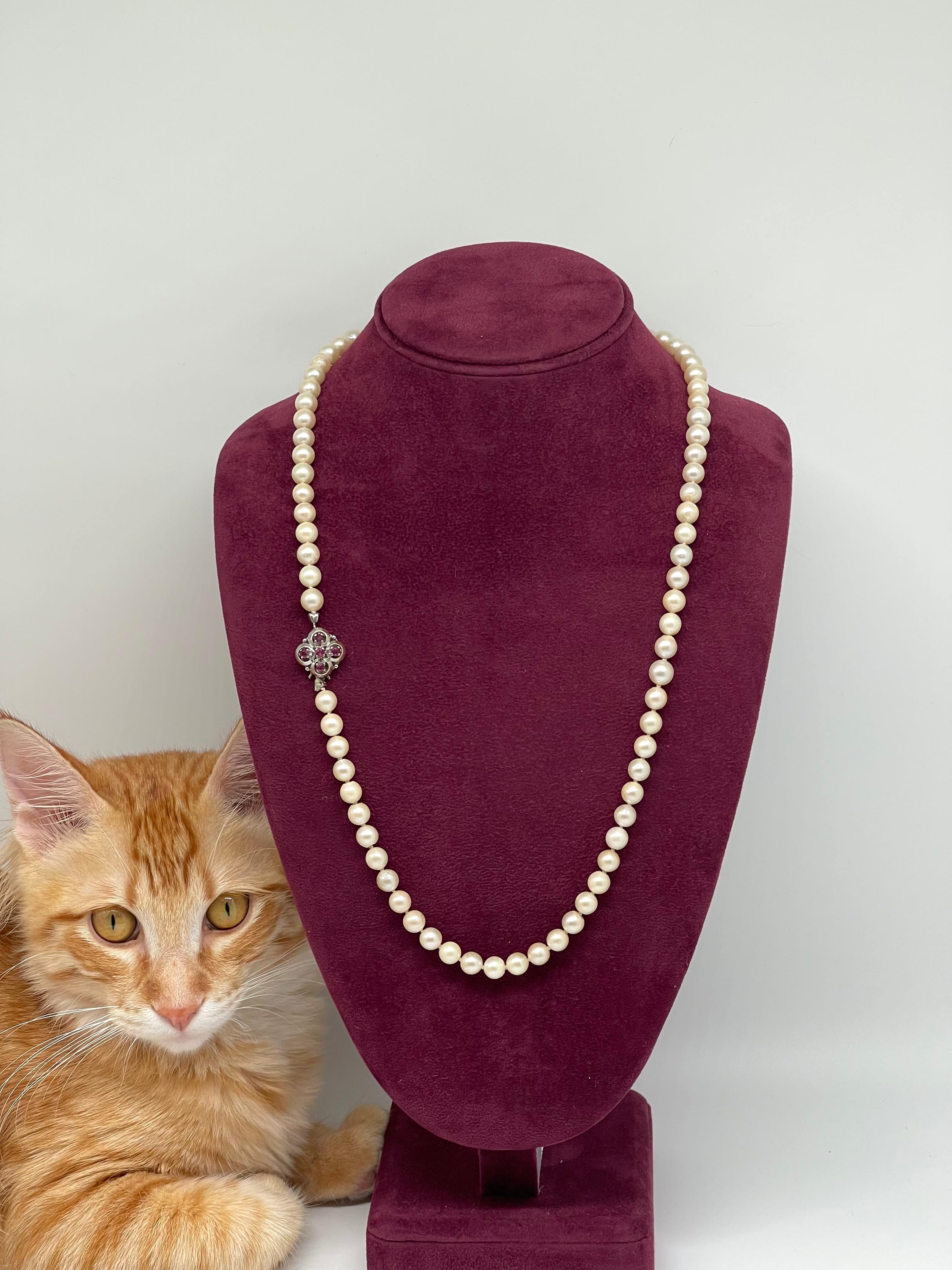 Akoya Pearl Necklace with 14 kt. White Gold and Ruby Clasp In Excellent Condition For Sale In Viana do Castelo, PT