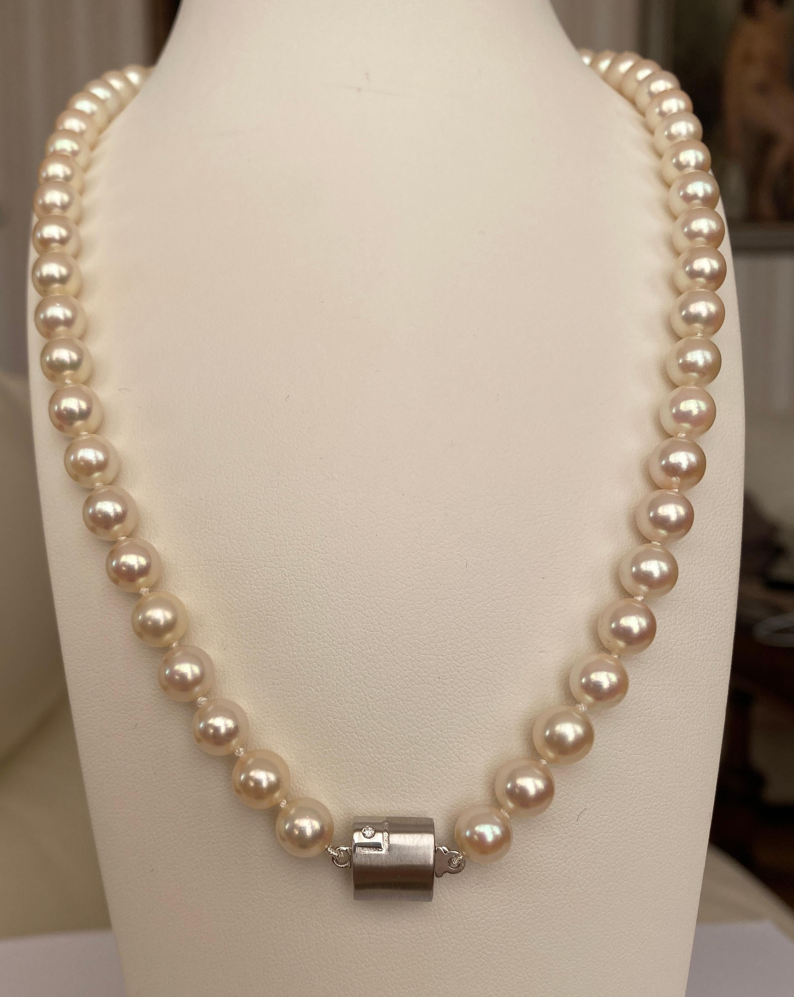 Offered, Akoya pearl necklace with 18 kt white gold clasp, marked with JKA and 750.
Akoya pearls are  56 pieces. Diameter of pearls round 7.50 mm. The gold clasp is decorated with 1 diamond ca 0.02 crt G/VS.
Length: 47 cm
Gross weight:39 grams
Gold