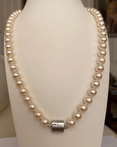 Akoya pearl necklace with 18 kt white gold clasp and one diamond
