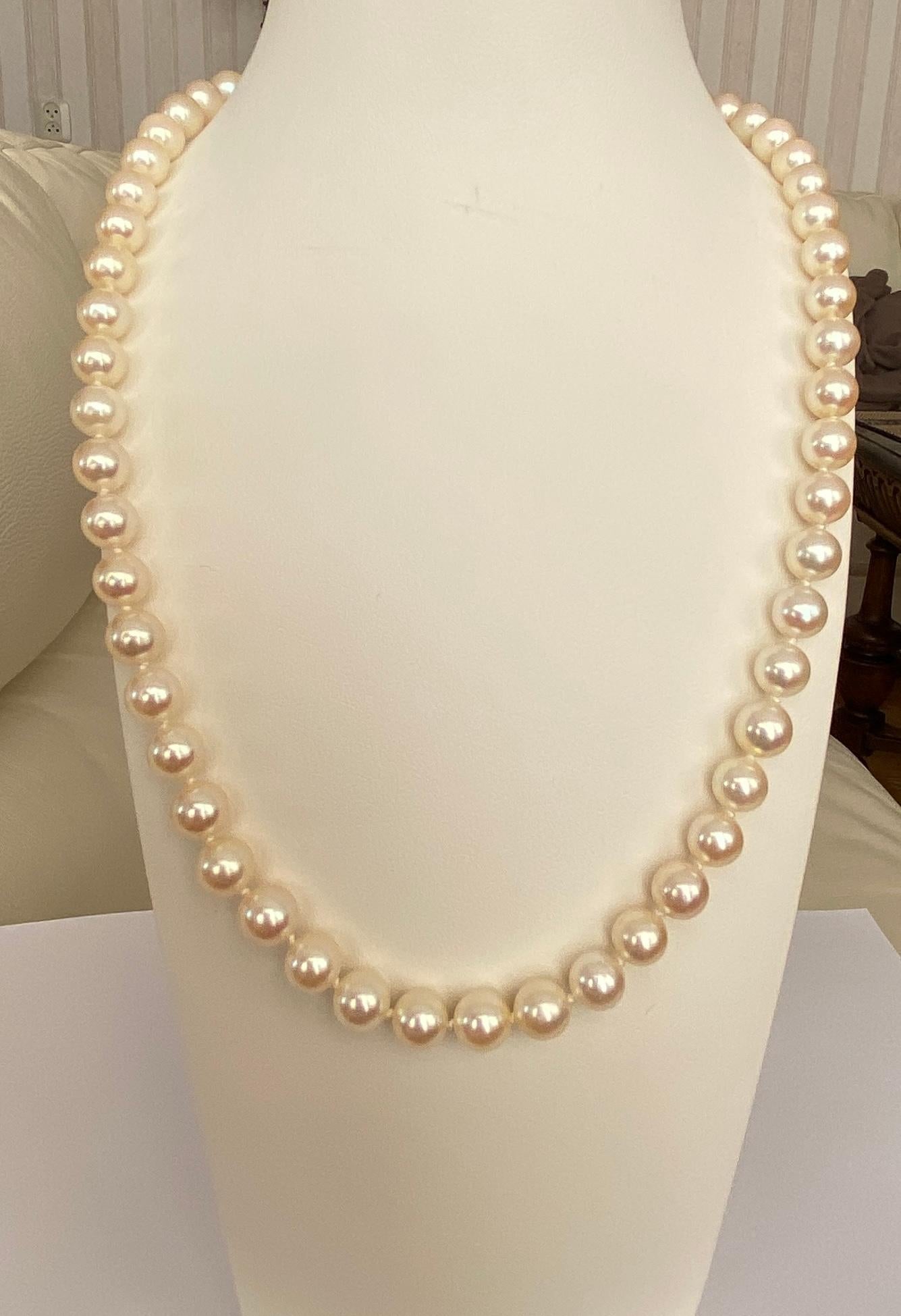 Renaissance Akoya pearl necklace with 18 kt white gold clasp and one diamond For Sale