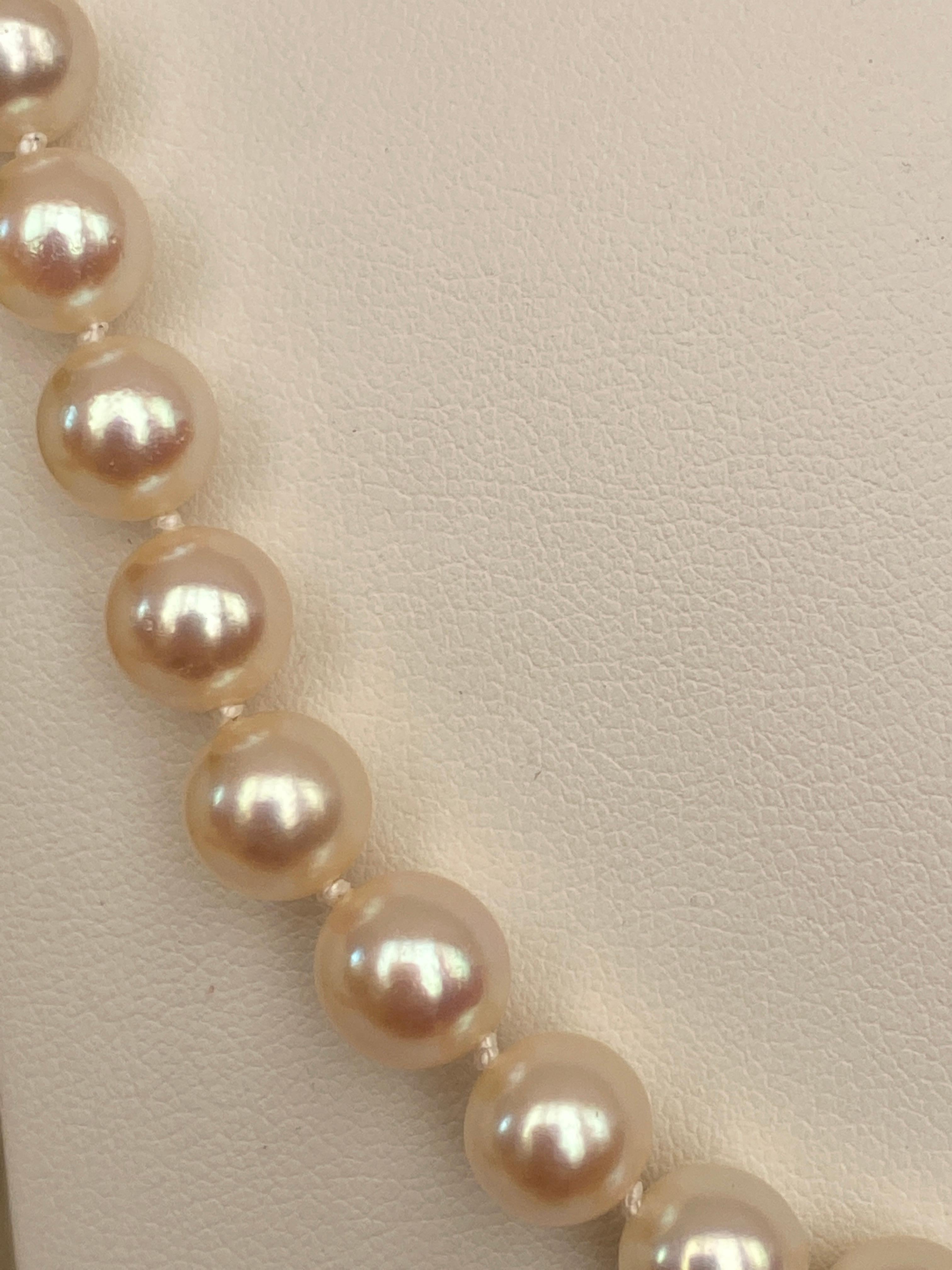 Brilliant Cut Akoya pearl necklace with 18 kt white gold clasp and one diamond For Sale