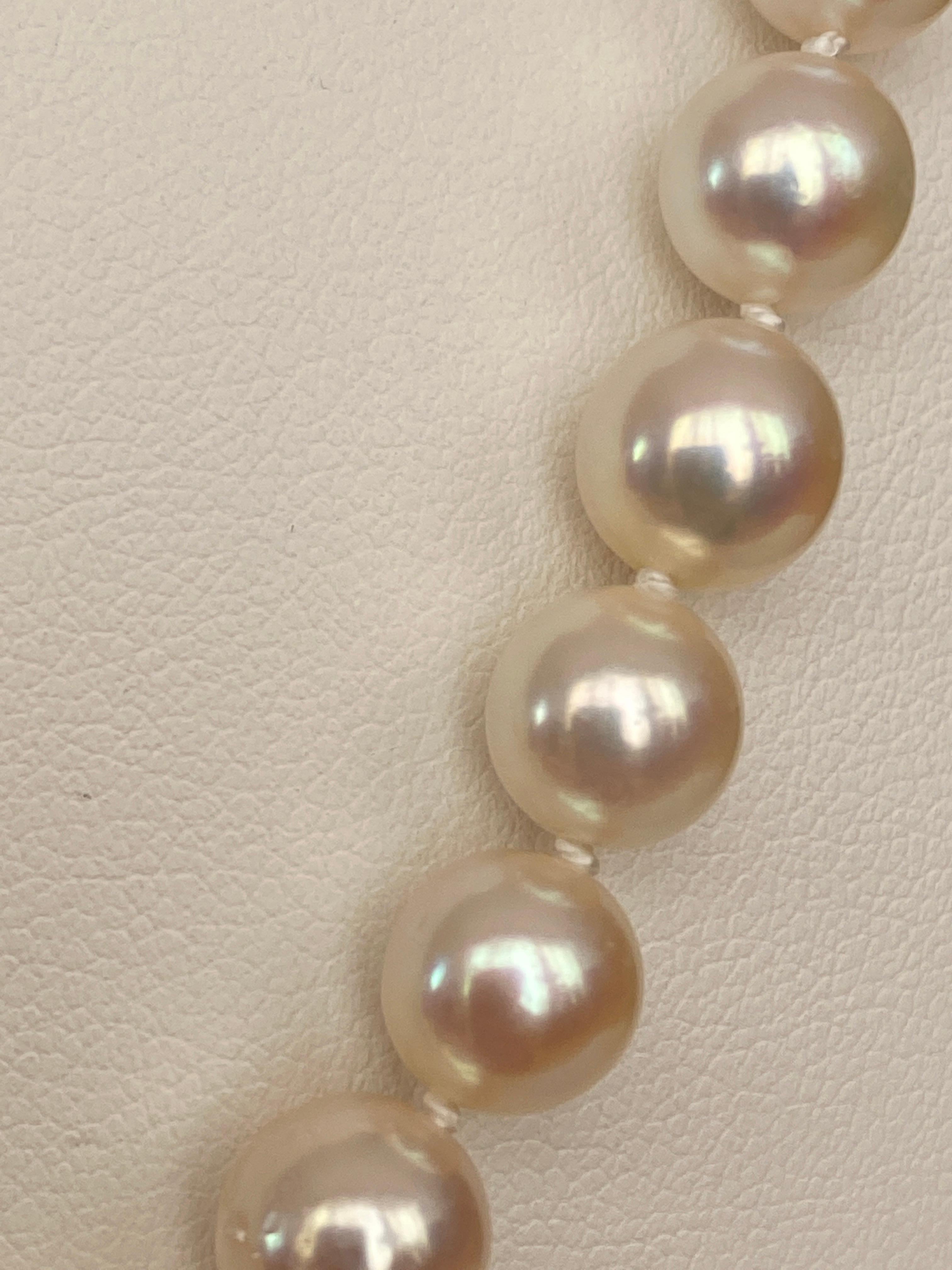 Akoya pearl necklace with 18 kt white gold clasp and one diamond In Excellent Condition In AMSTERDAM, NL