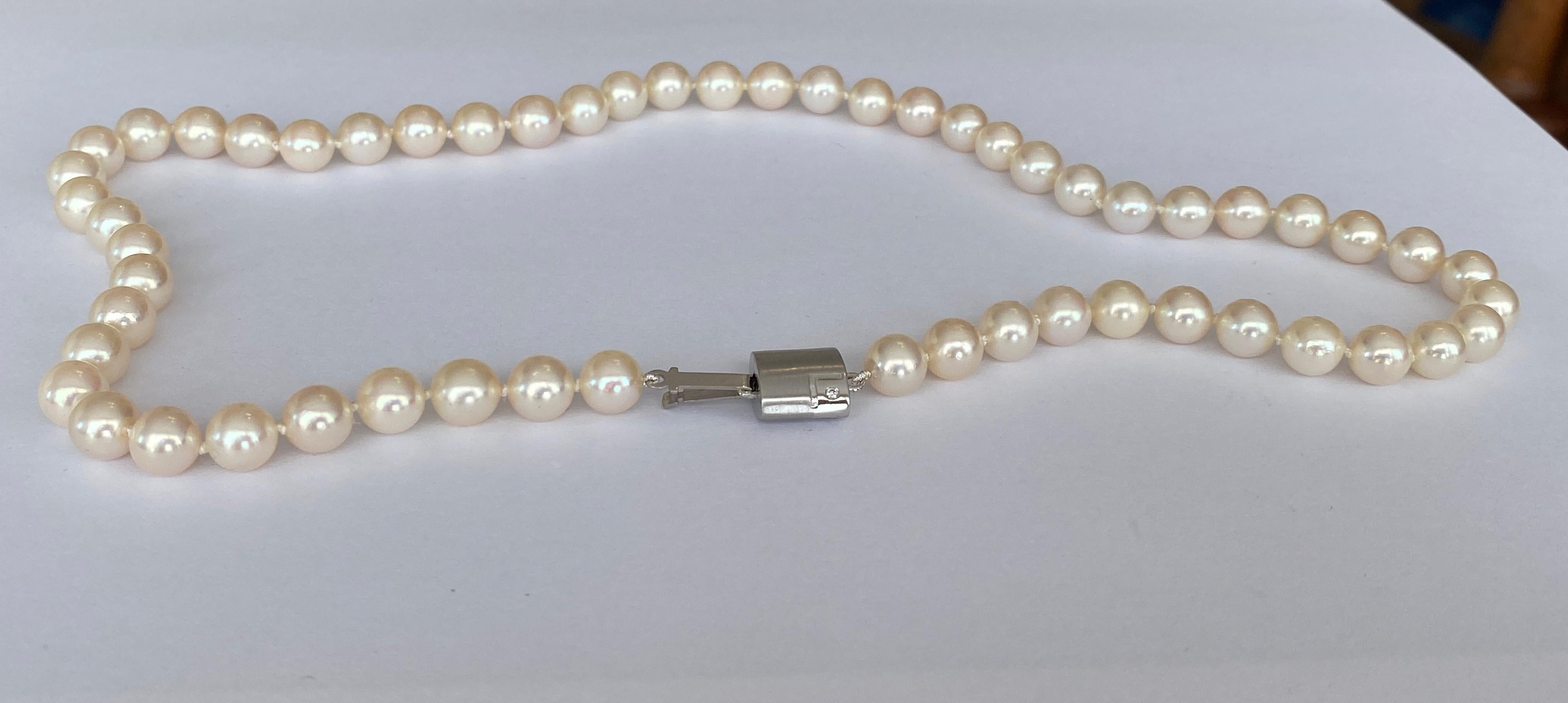 Women's Akoya pearl necklace with 18 kt white gold clasp and one diamond For Sale