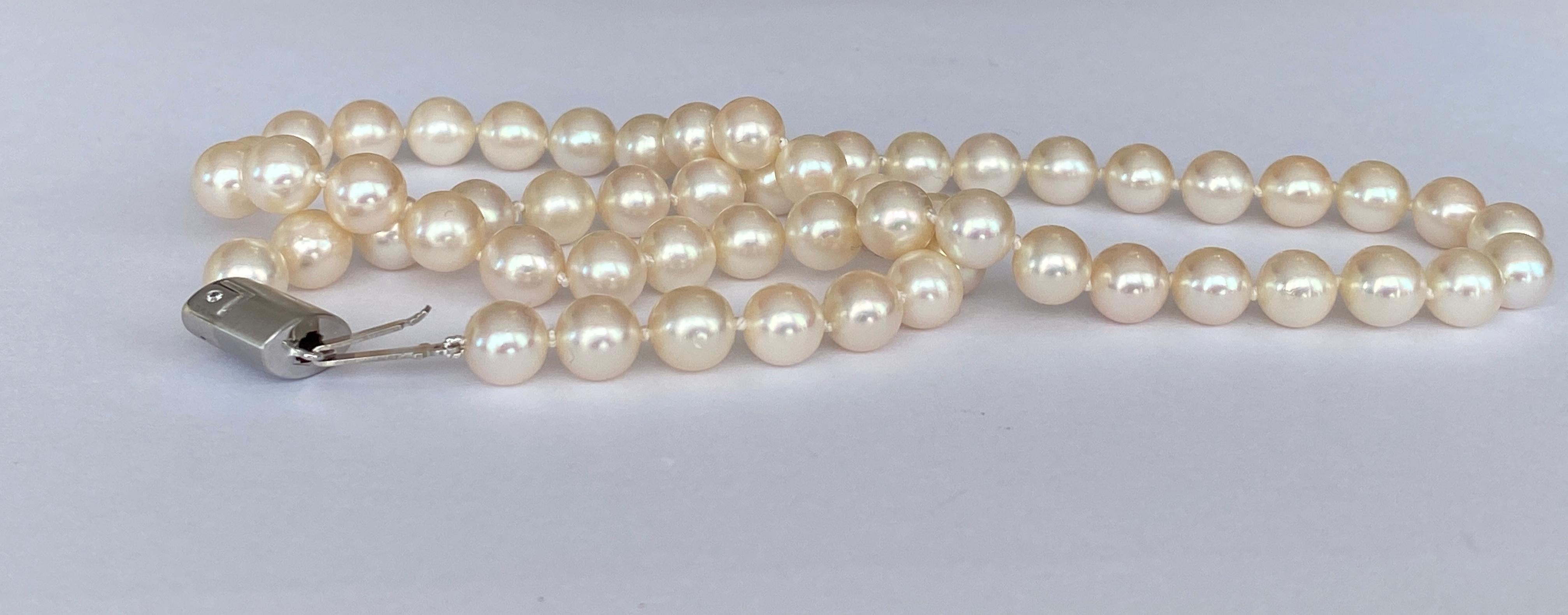 Akoya pearl necklace with 18 kt white gold clasp and one diamond For Sale 2