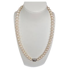 Akoya pearl necklace with 18 kt white gold clasp and one diamond