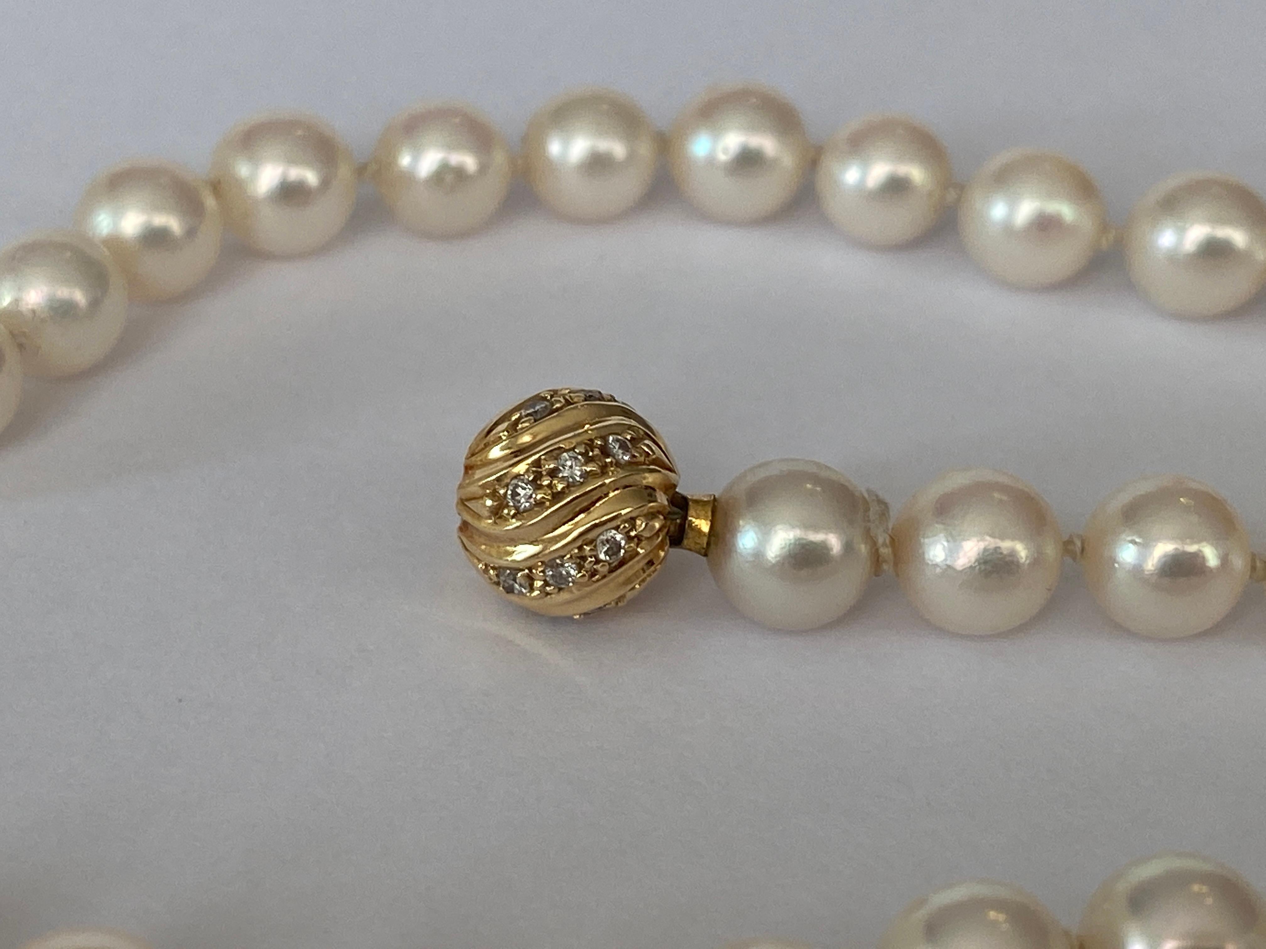 Akoya pearl necklace with 18 kt yellow gold and diamond clasp 4