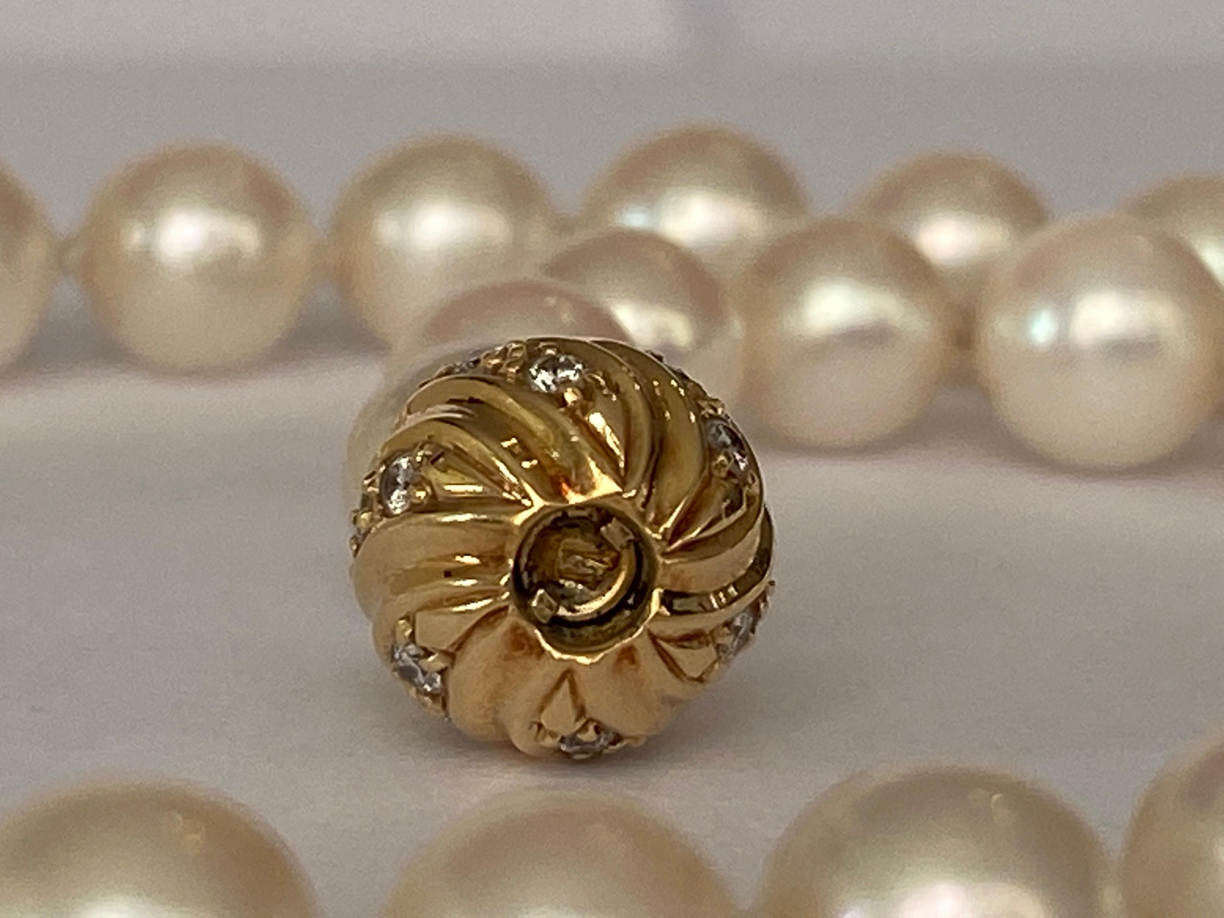 Akoya pearl necklace with 18 kt yellow gold and diamond clasp 5