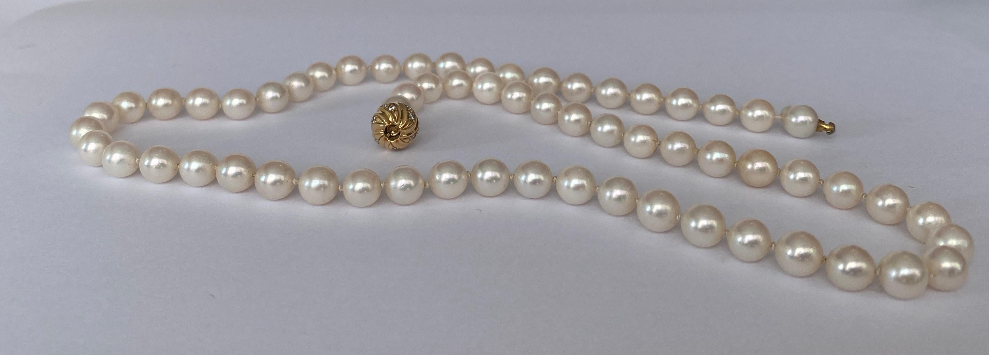 Akoya pearl necklace with 18 kt yellow gold and diamond clasp 6