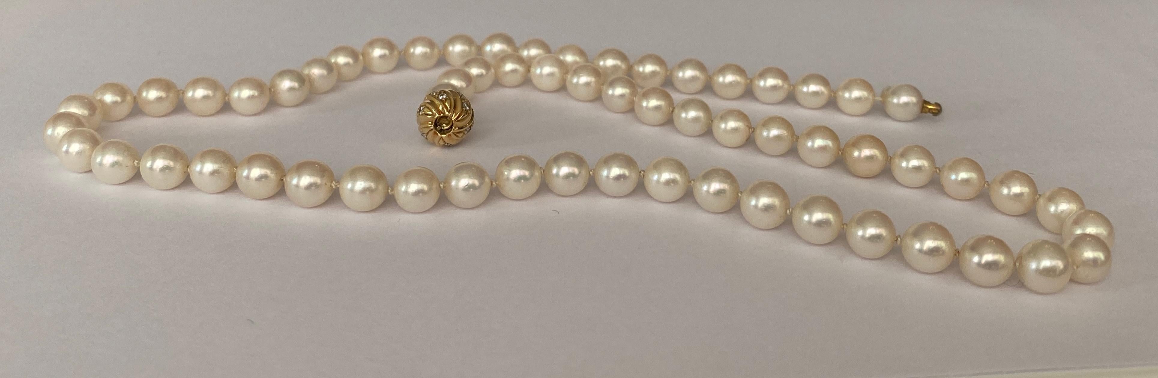 Akoya pearl necklace with 18 kt yellow gold and diamond clasp 7