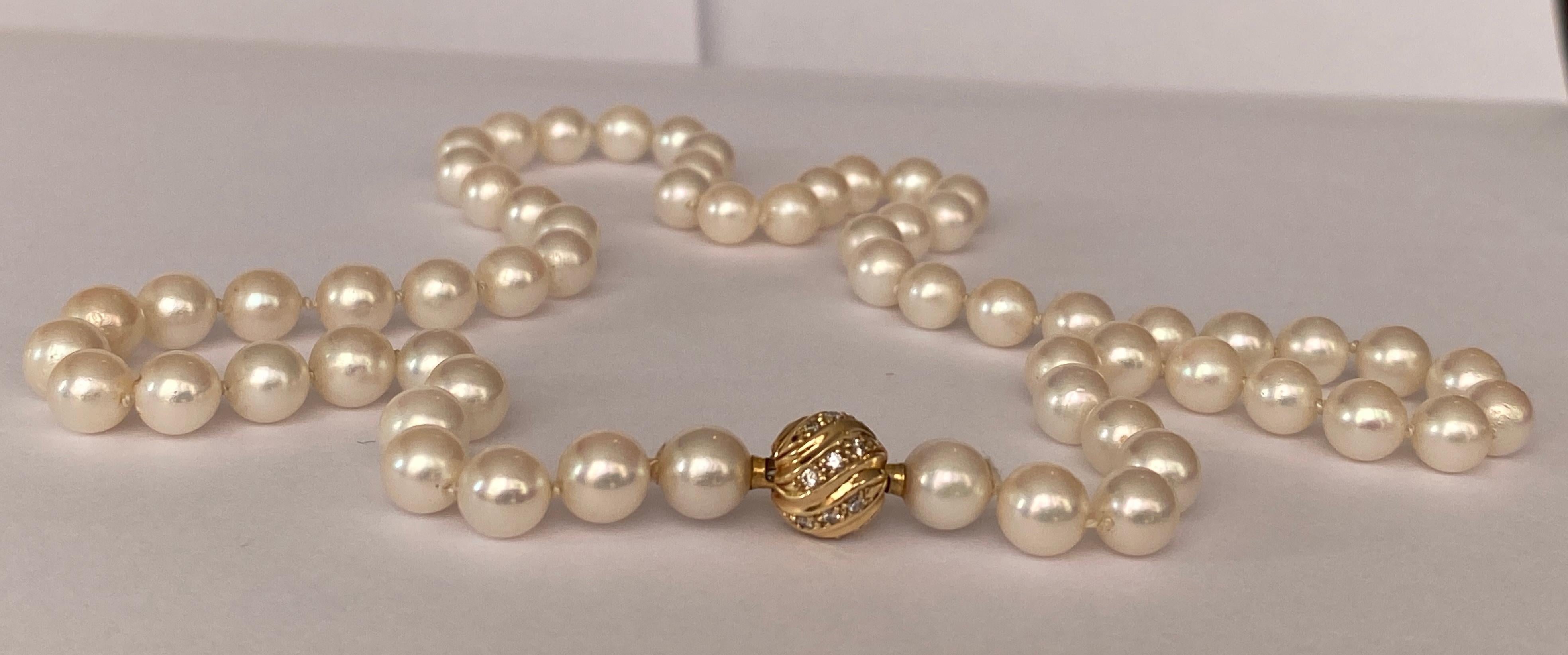 Akoya pearl necklace with 18 kt yellow gold and diamond clasp 8