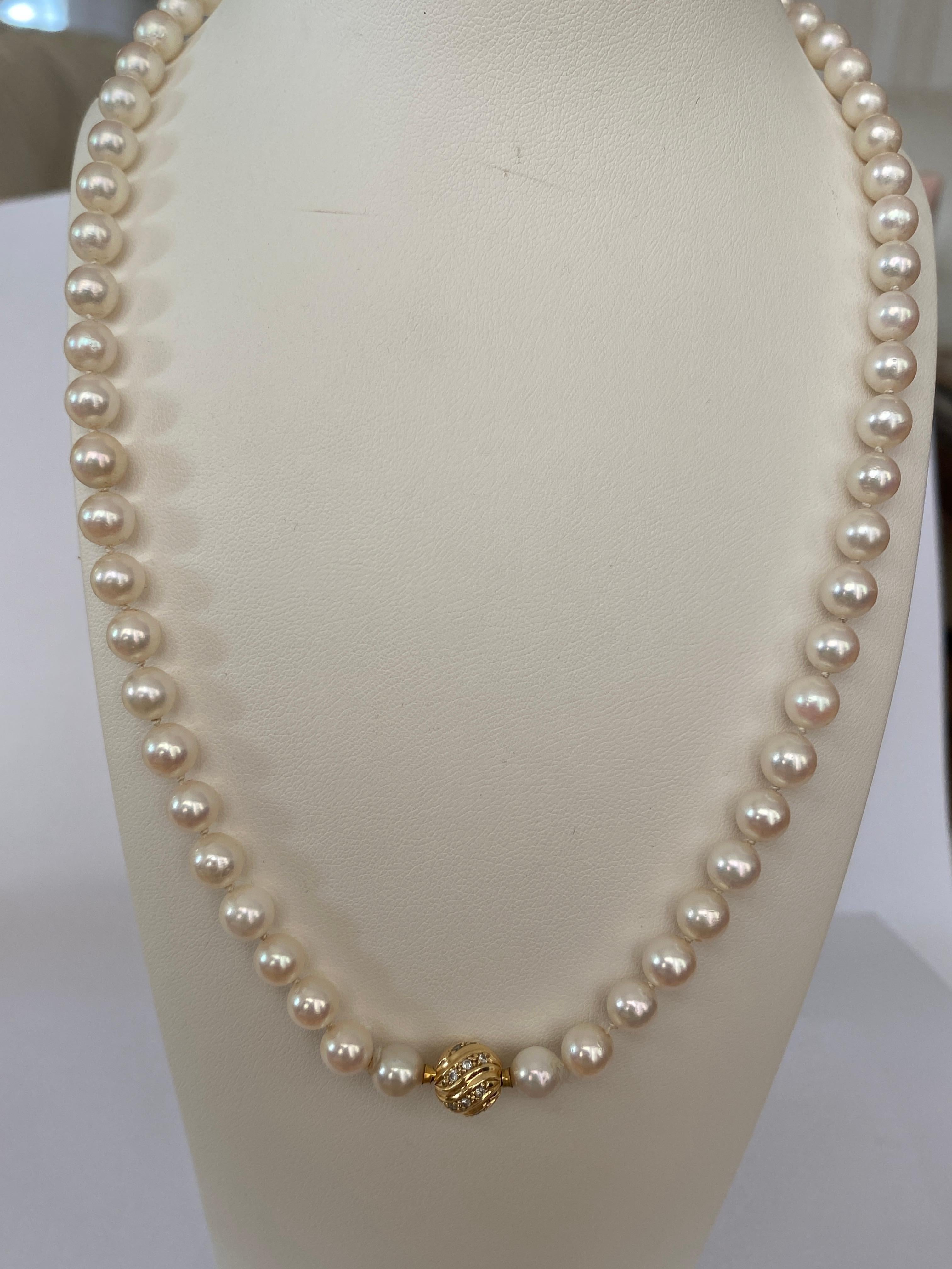 Romantic Akoya pearl necklace with 18 kt yellow gold and diamond clasp