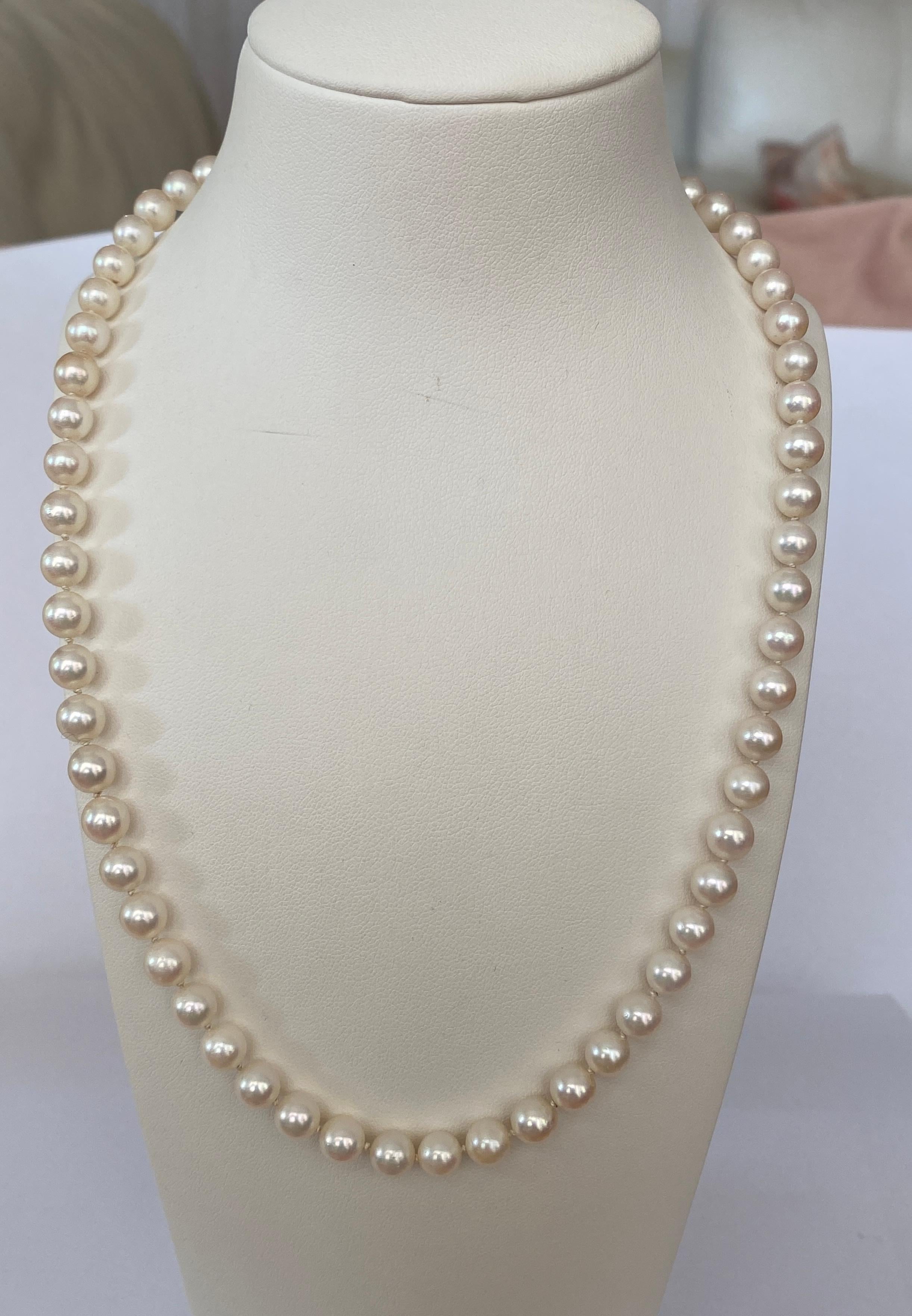 Brilliant Cut Akoya pearl necklace with 18 kt yellow gold and diamond clasp