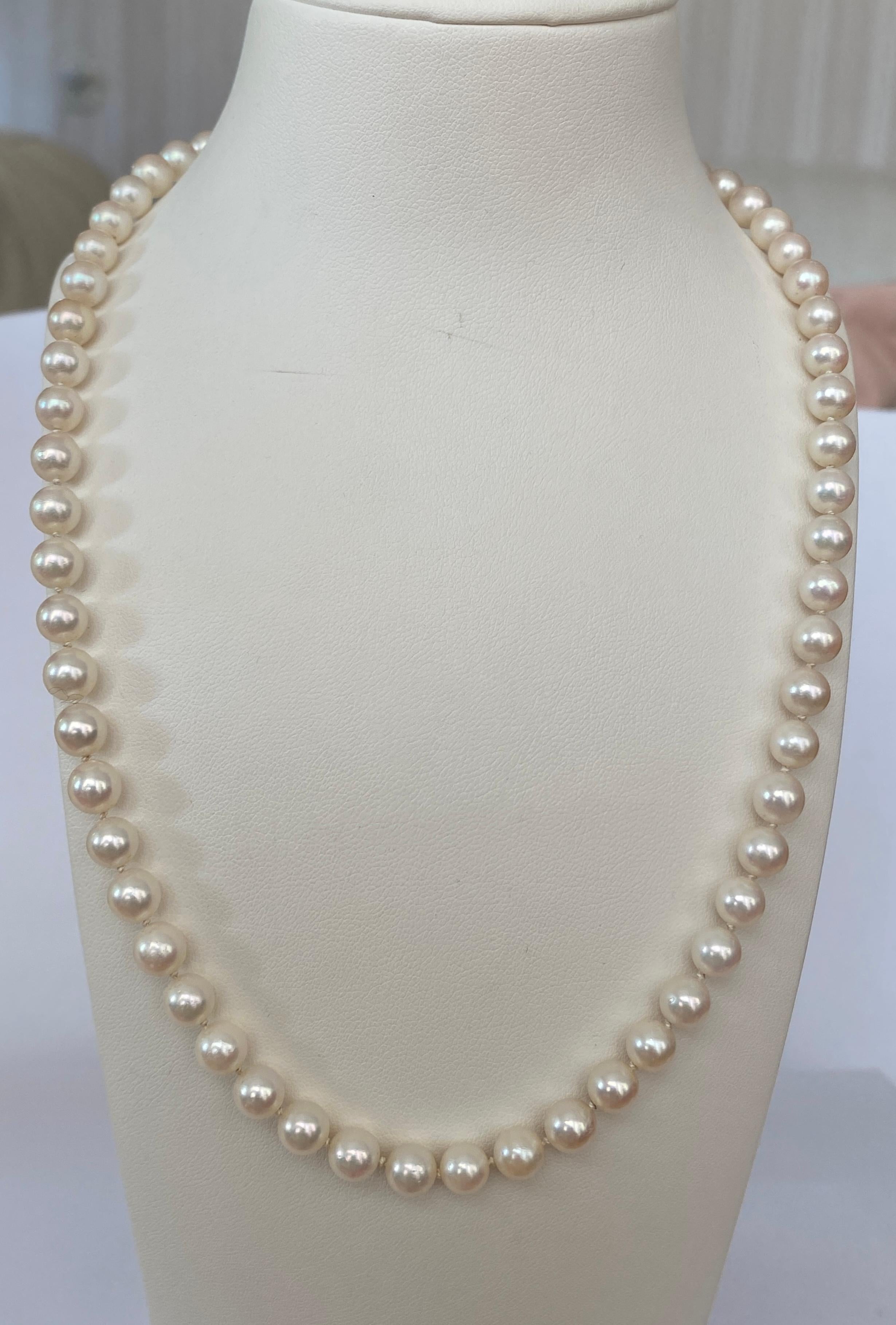 Akoya pearl necklace with 18 kt yellow gold and diamond clasp In Good Condition In AMSTERDAM, NL