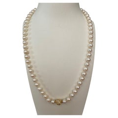 Akoya pearl necklace with 18 kt yellow gold and diamond clasp