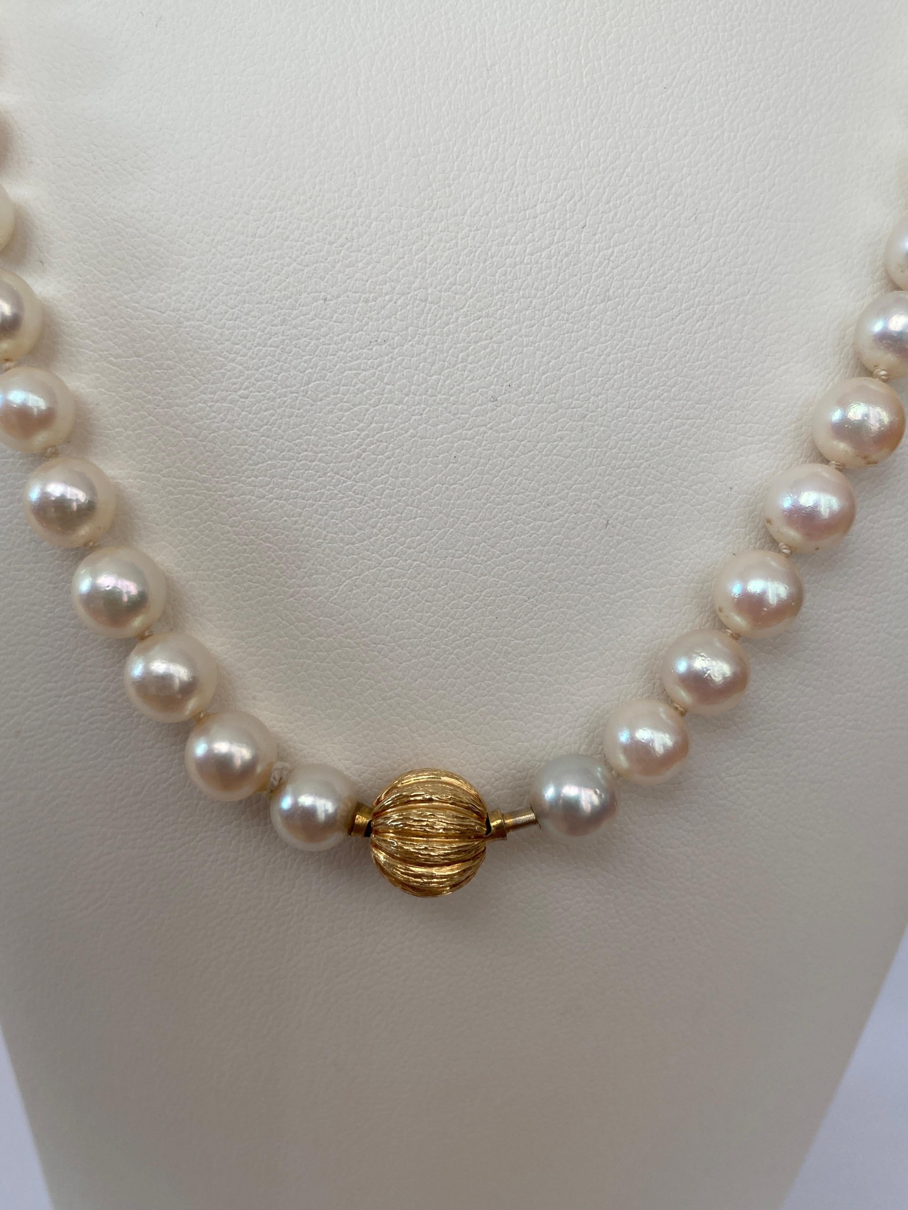 Akoya pearl necklace with 18 kt yellow gold clasp 4