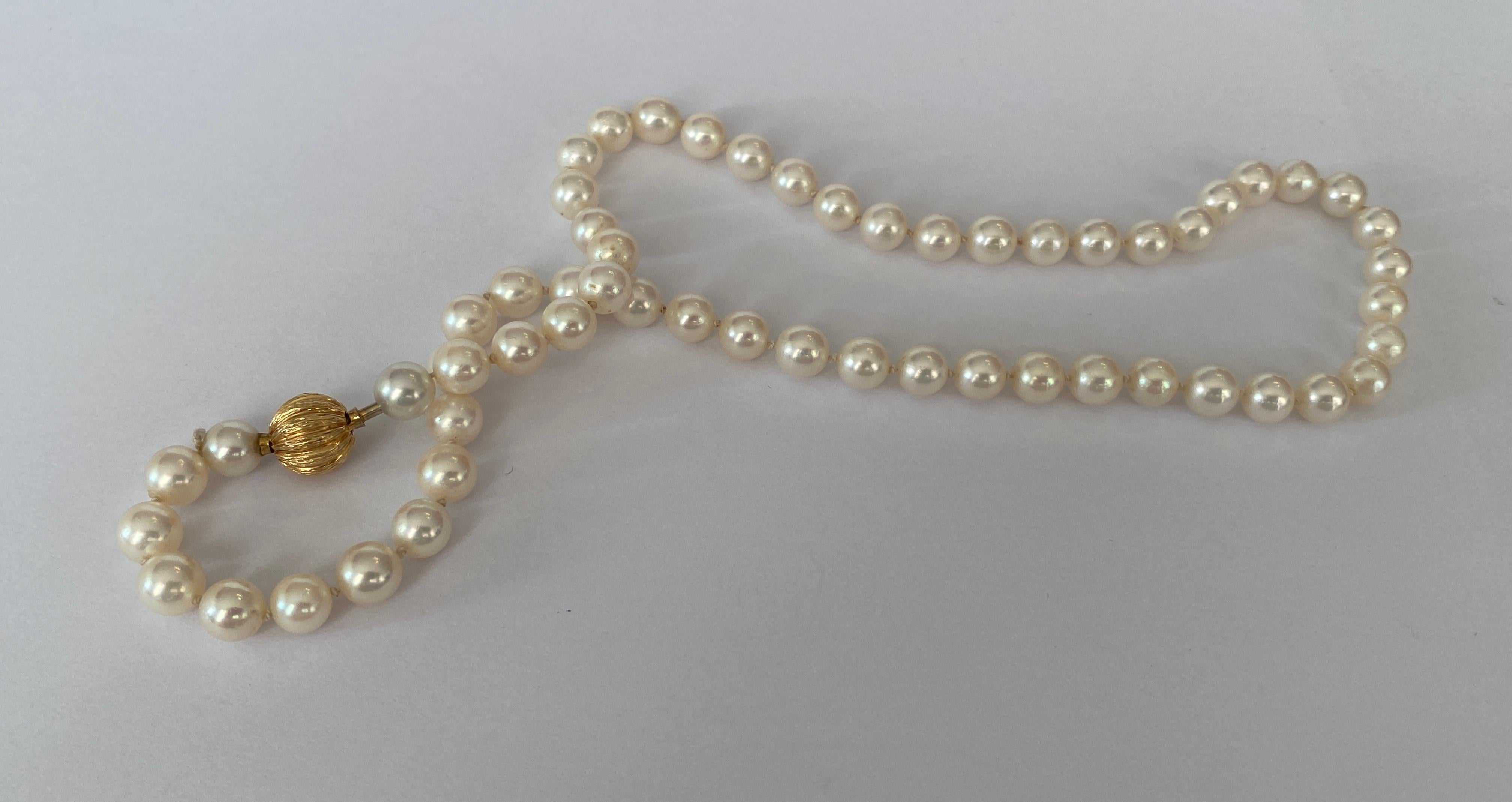 Akoya pearl necklace with 18 kt yellow gold clasp 6