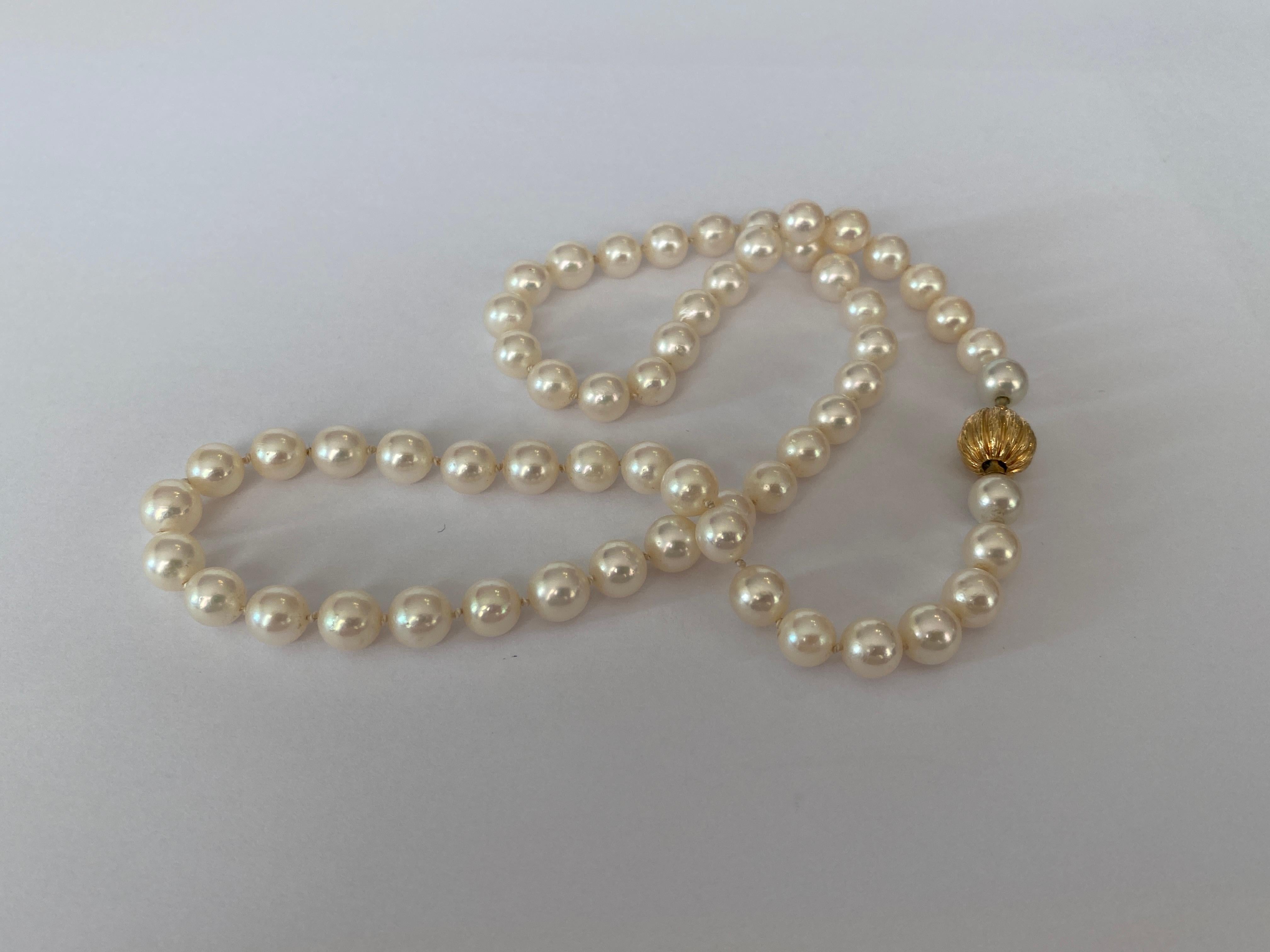 Akoya pearl necklace with 18 kt yellow gold clasp 7