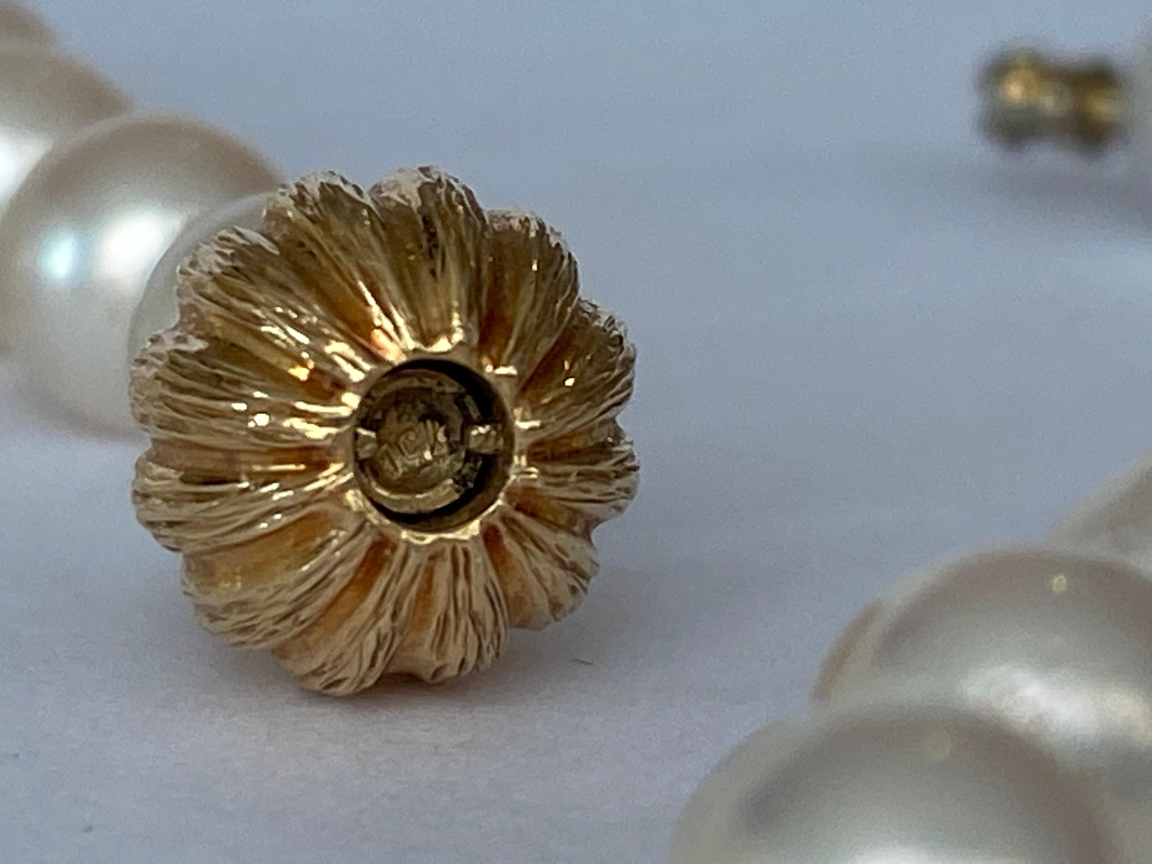 Akoya pearl necklace with 18 kt yellow gold clasp 8