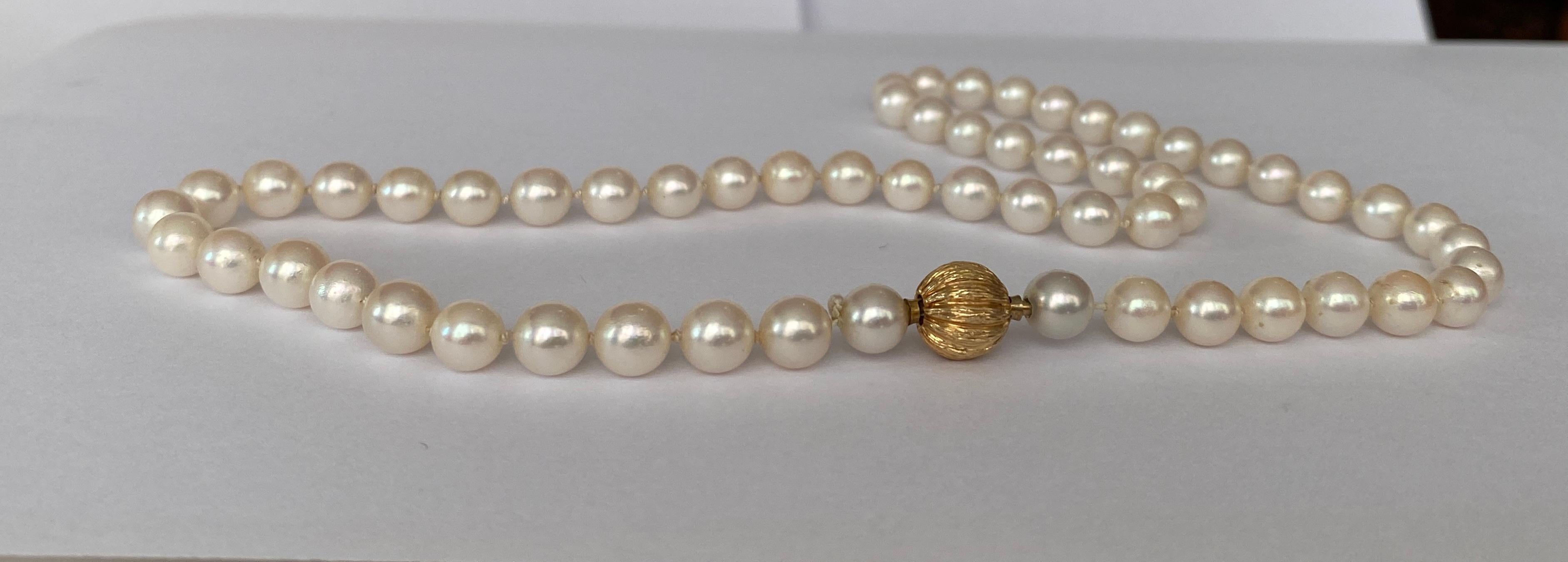 Akoya pearl necklace with 18 kt yellow gold clasp 9