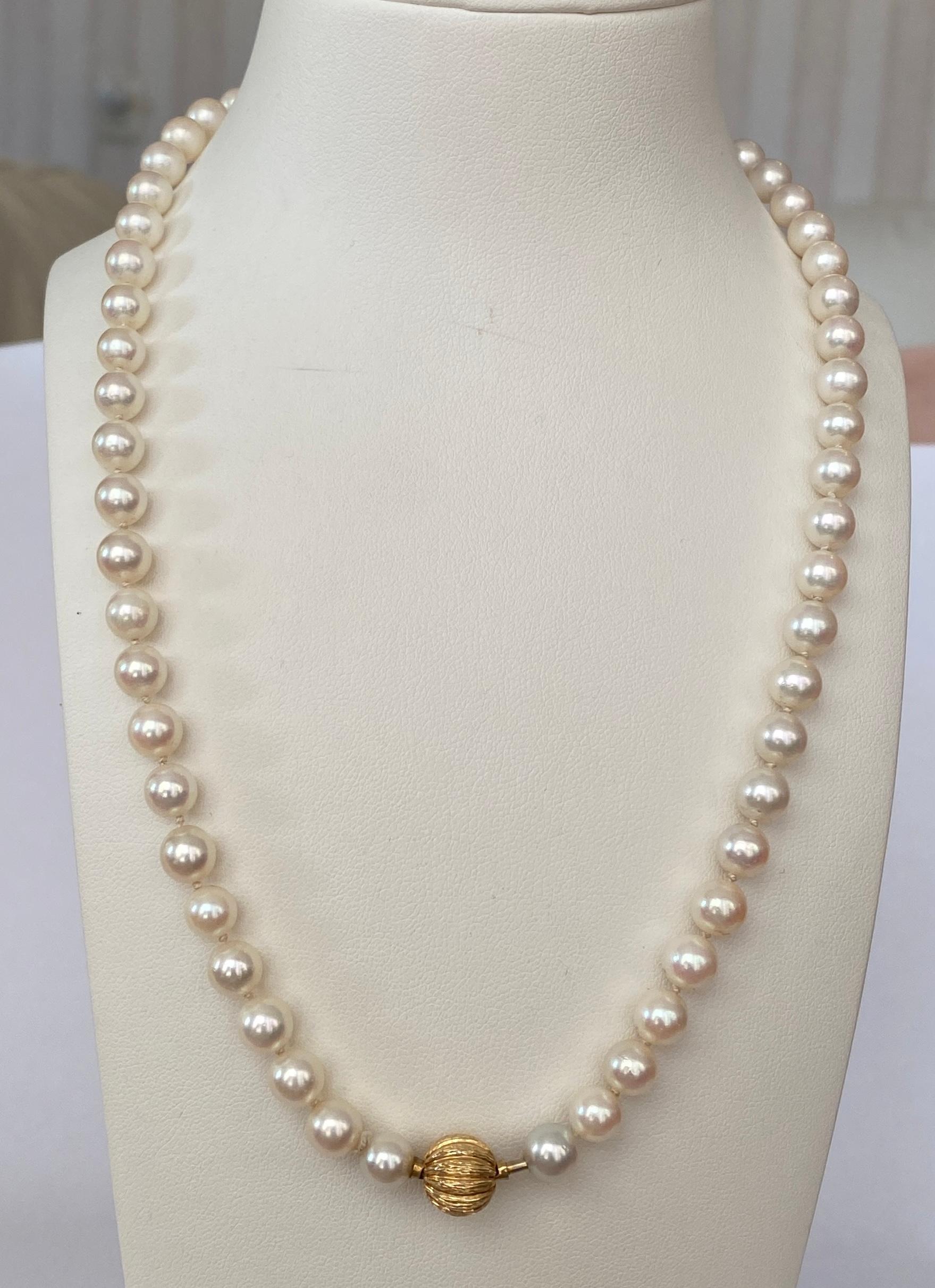 Round Cut Akoya pearl necklace with 18 kt yellow gold clasp