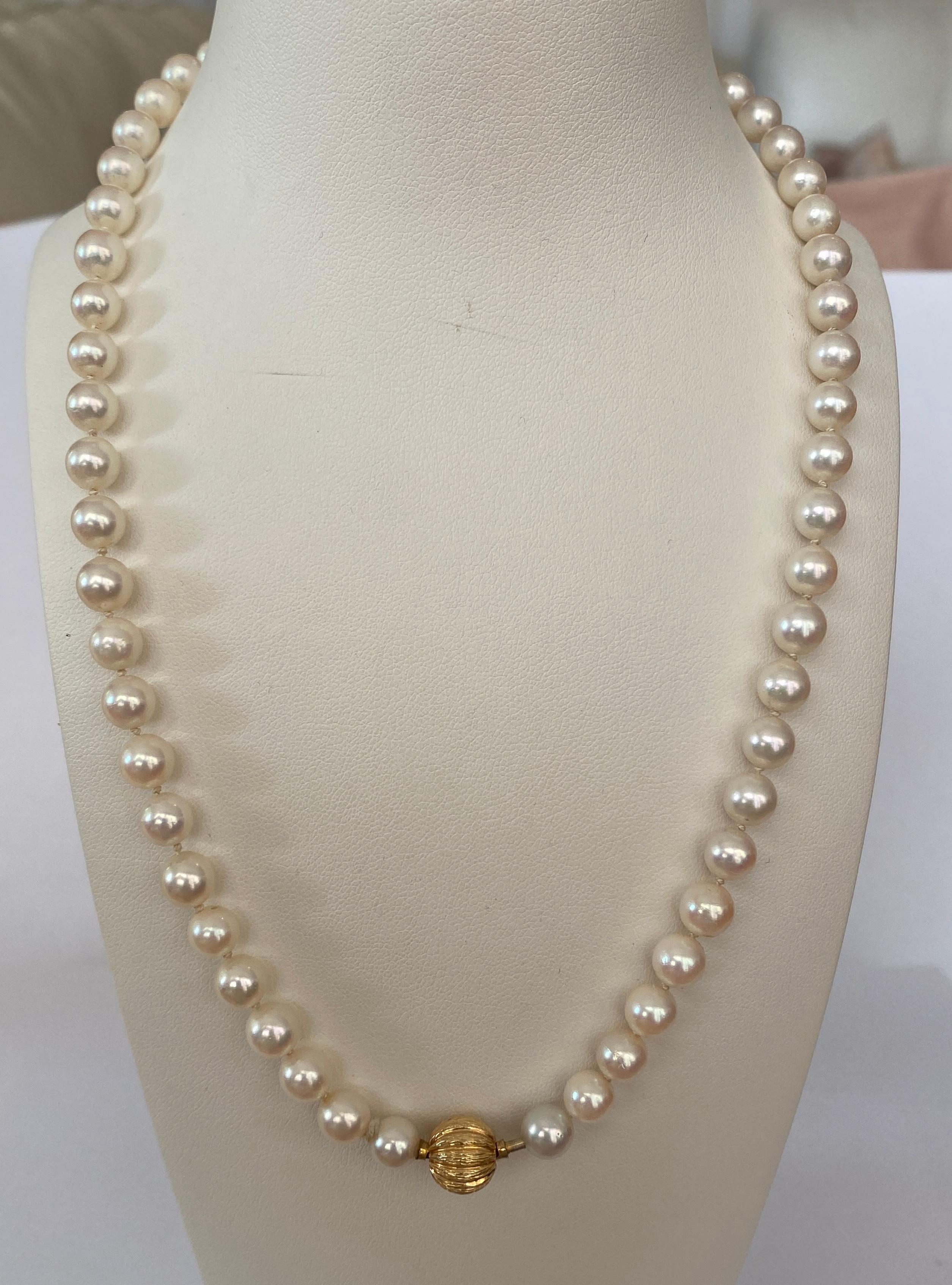 Akoya pearl necklace with 18 kt yellow gold clasp In Good Condition In AMSTERDAM, NL