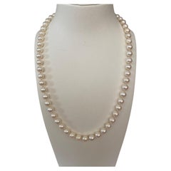Akoya pearl necklace with 18 kt yellow gold clasp