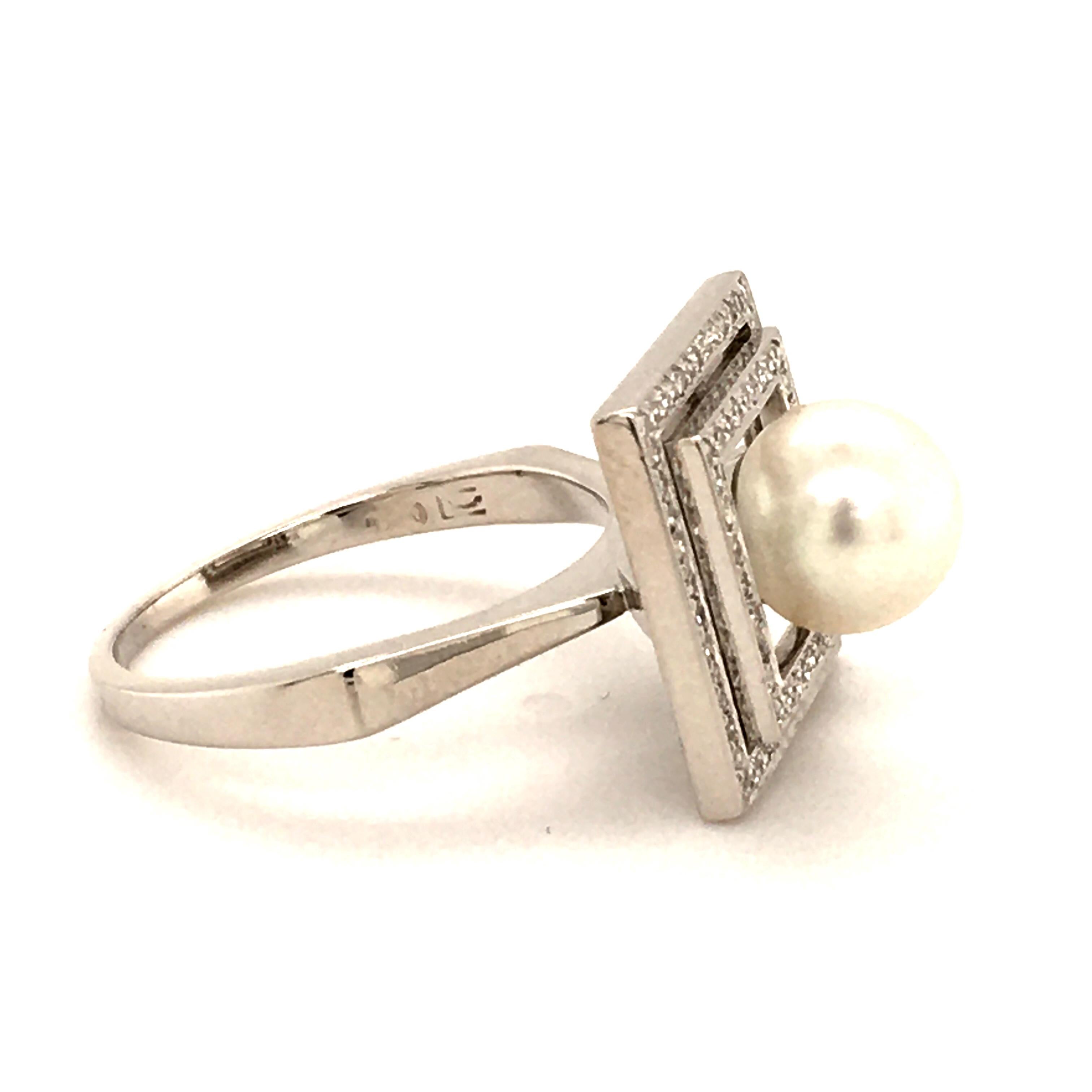Round Cut Akoya-Pearl Ring with Diamonds in White Gold