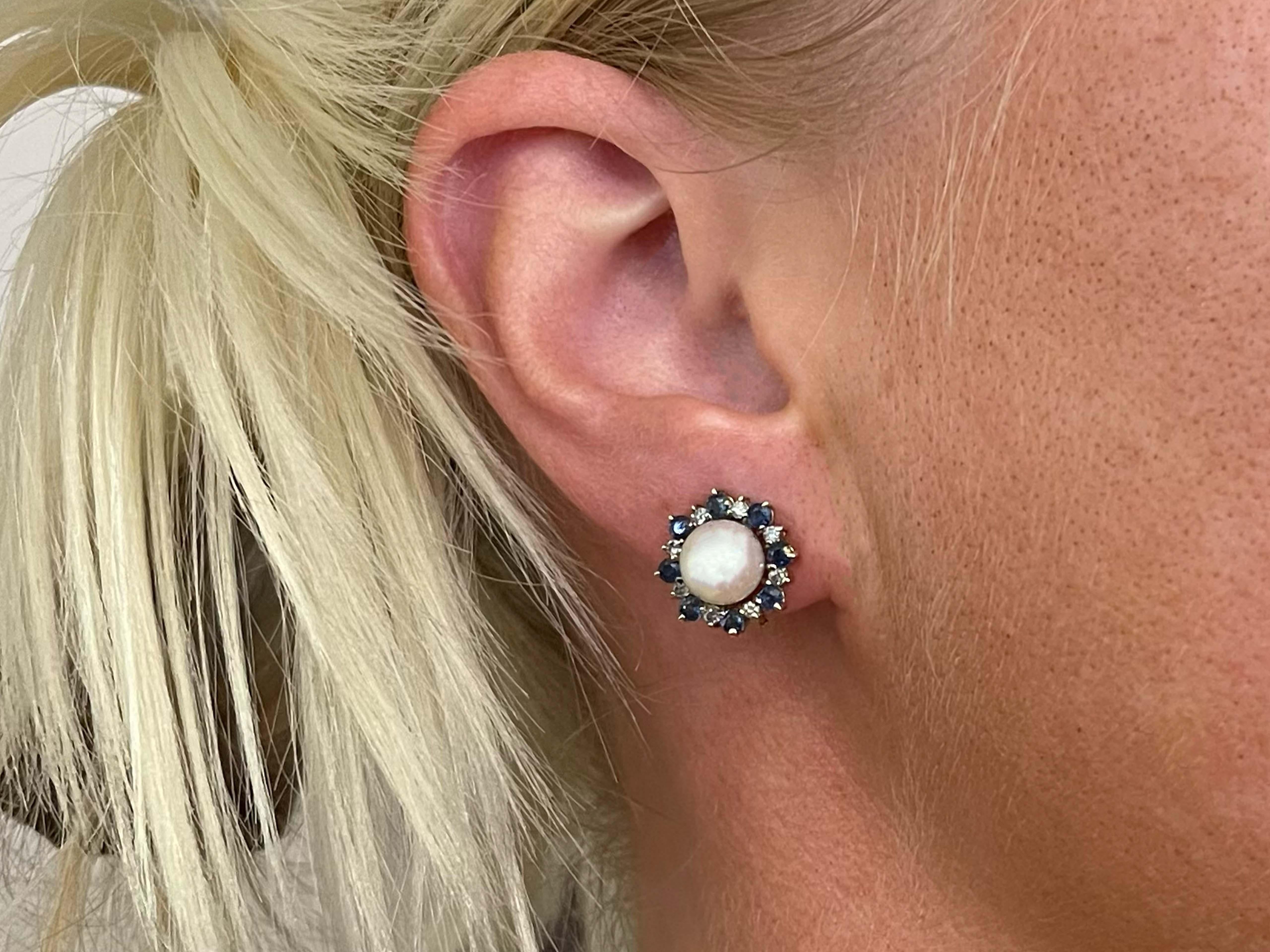 Ohrringe Spezifikationen:

Metall: 14K Gelbgold

Gesamtgewicht: 4.9 Gramm

Perlendurchmesser: 7,6 mm Perle

Edelstein: 16 Saphire

Saphir Karat Gewicht: 0,45 Karat

Farbe des Diamanten: H-J

Anzahl der Diamanten: 16 

Diamant Reinheit: