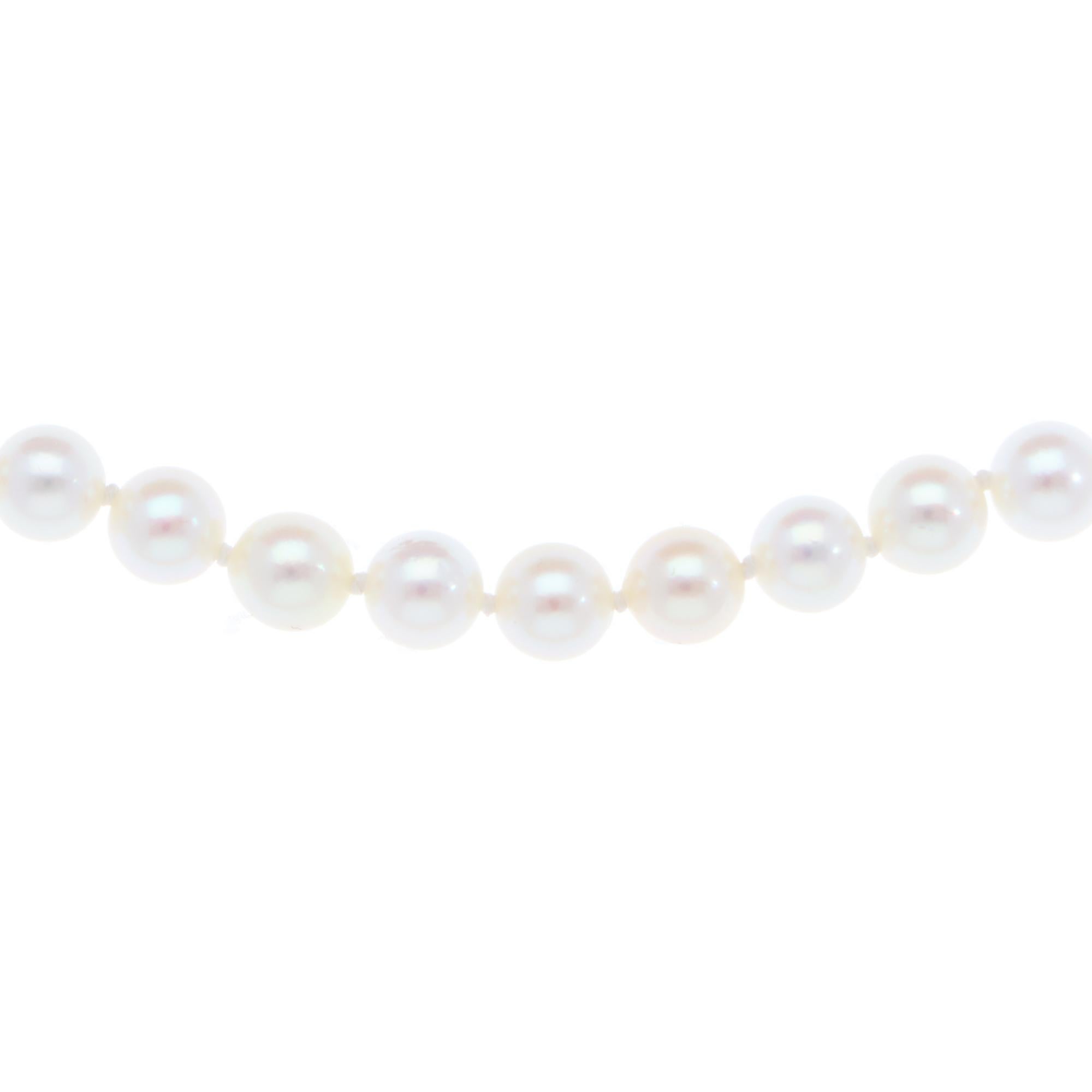 Un'elegante collana di perle Akoya con chiusura a sfera in oro bianco 9k.

La collana è incastonata con 72 perle Akoya rotonde provenienti dal Giappone. Il filo viene annodato tra le perle per evitare che si graffino a vicenda. Il tutto viene poi